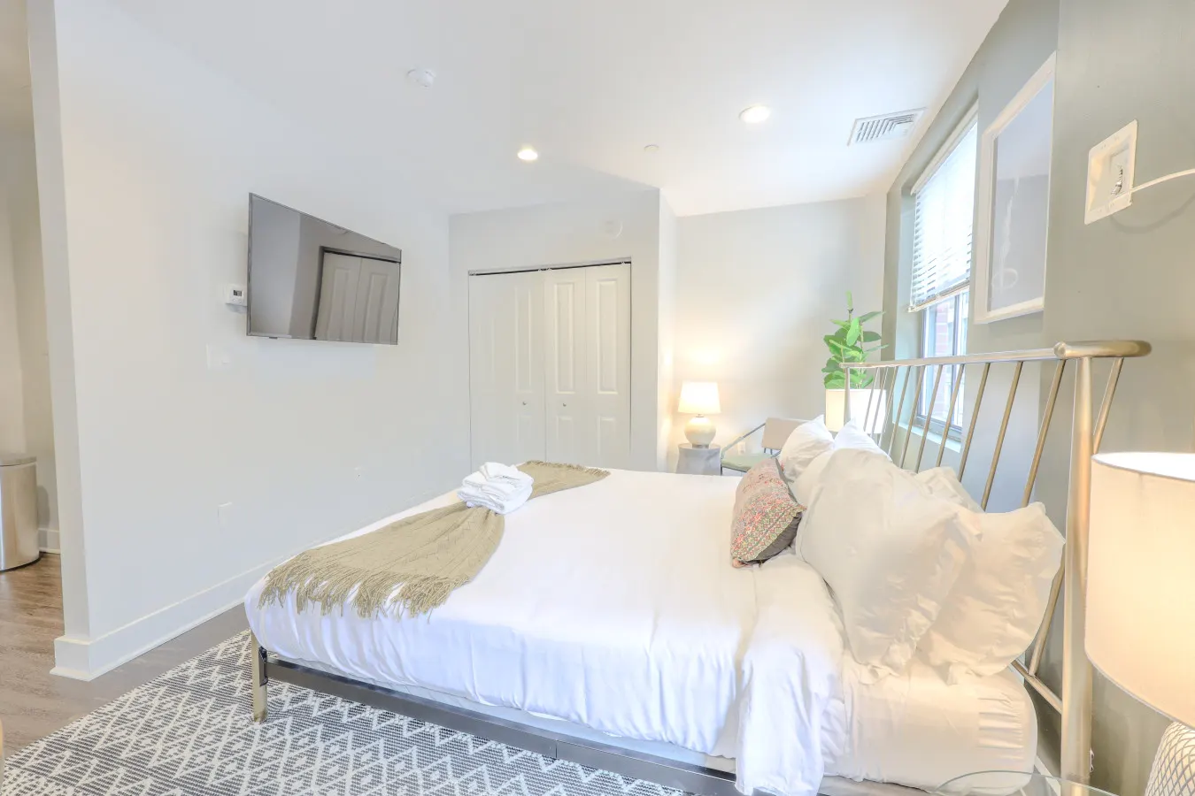 Sleek FIDI Studio Close to Public Transit! 5