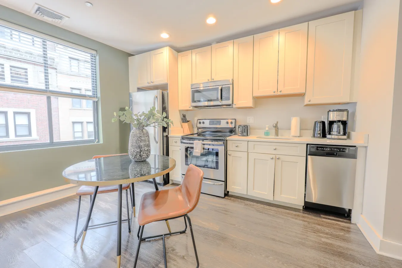 Sleek FIDI Studio Close to Public Transit! 6