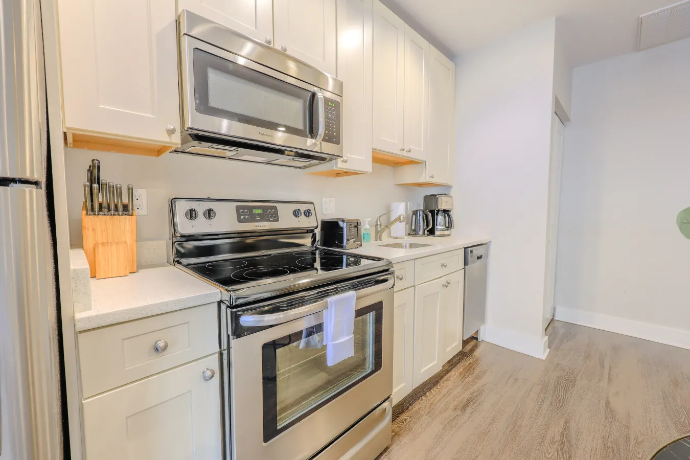 Sleek FIDI Studio Close to Public Transit! 7