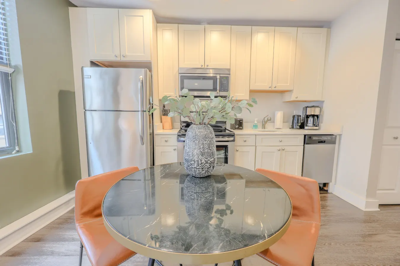 Sleek FIDI Studio Close to Public Transit! 8