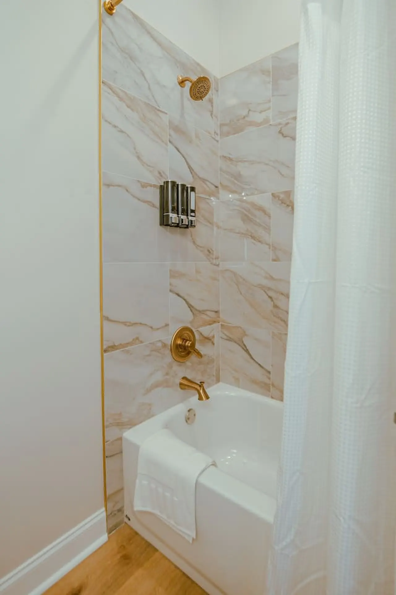 The "Old Fashioned" Luxe Cottage 18