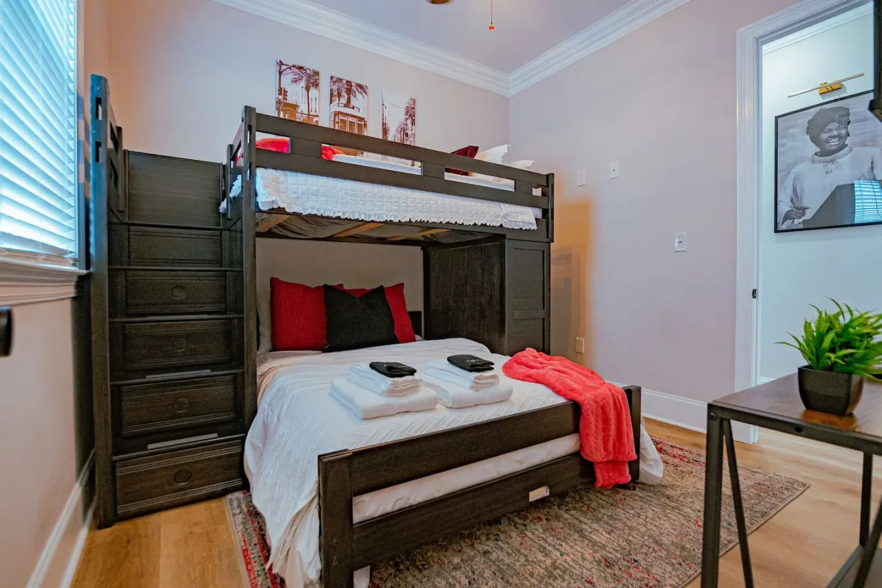 The "Old Fashioned" Luxe Cottage 19