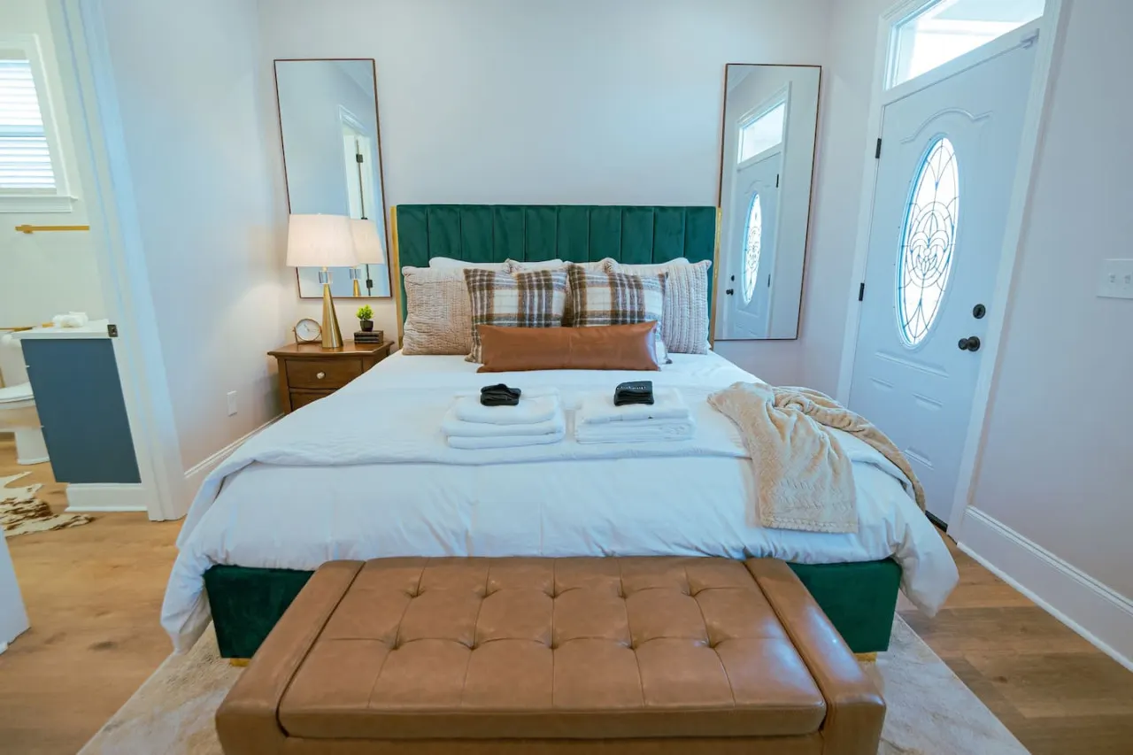 The "Old Fashioned" Luxe Cottage 20
