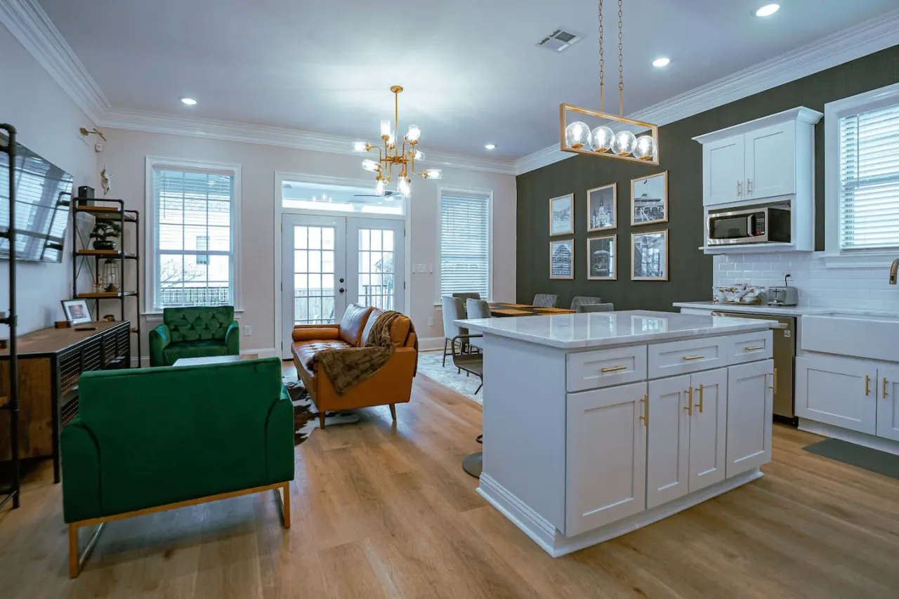 The "Old Fashioned" Luxe Cottage 6