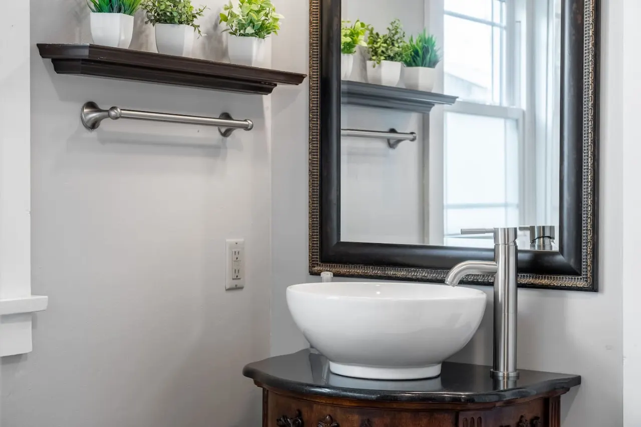 Walkable Historic Home (FREE Bikes to use) 13