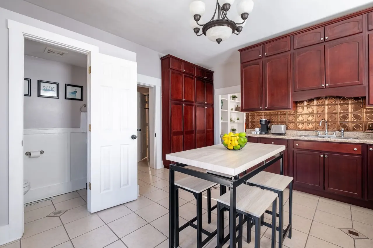 Walkable Historic Home (FREE Bikes to use) 8