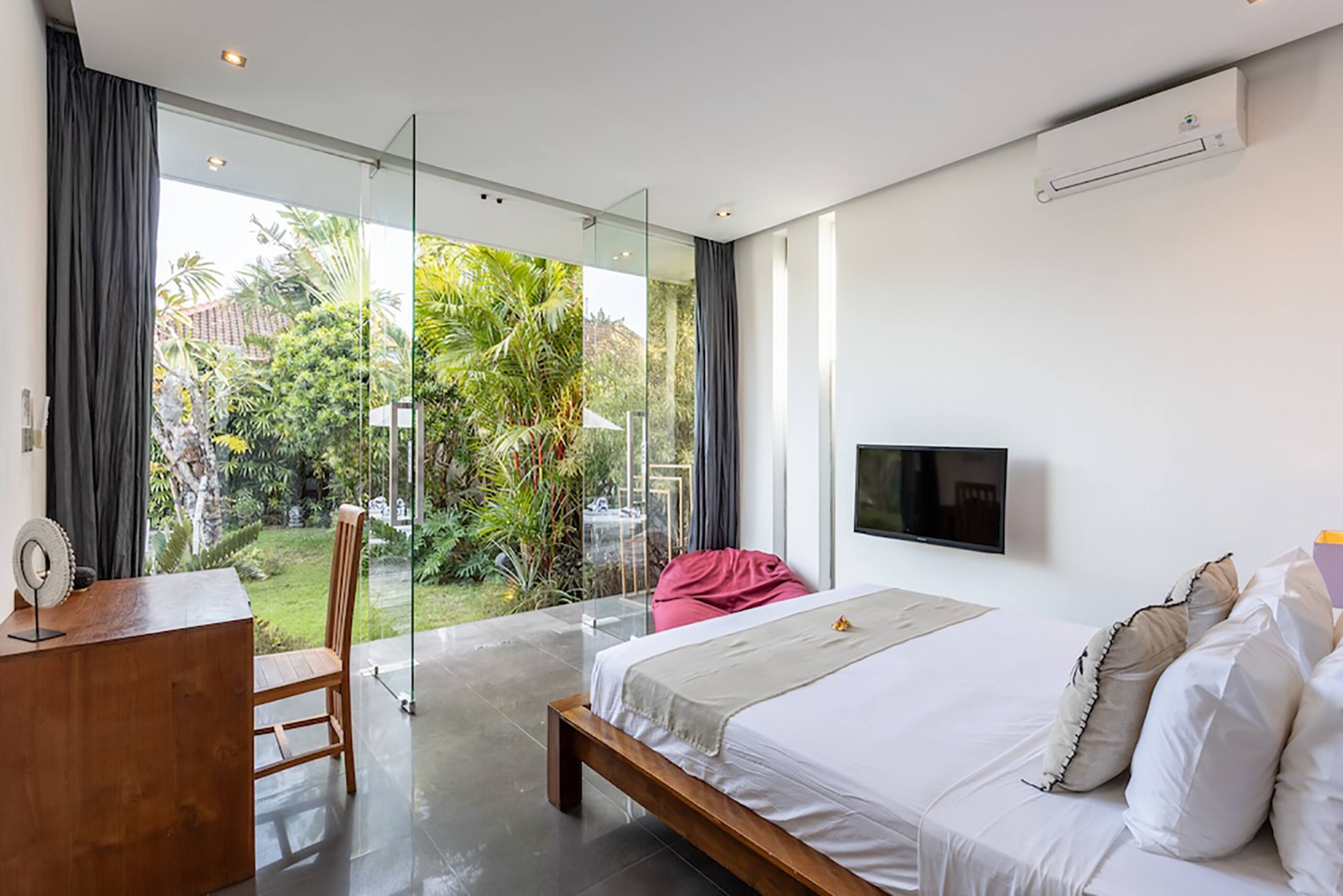 Villa Bahia 10mn walk to Central Seminyak Oberoi 25