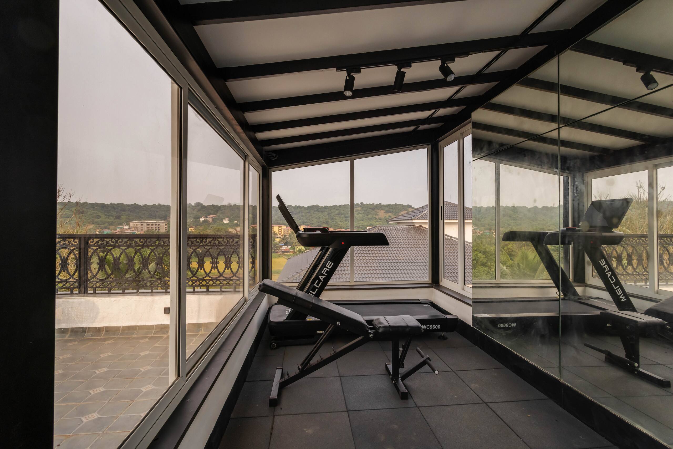 Unique 2BHK | 2 min to Beach | Rooftop Pool & Gym 37