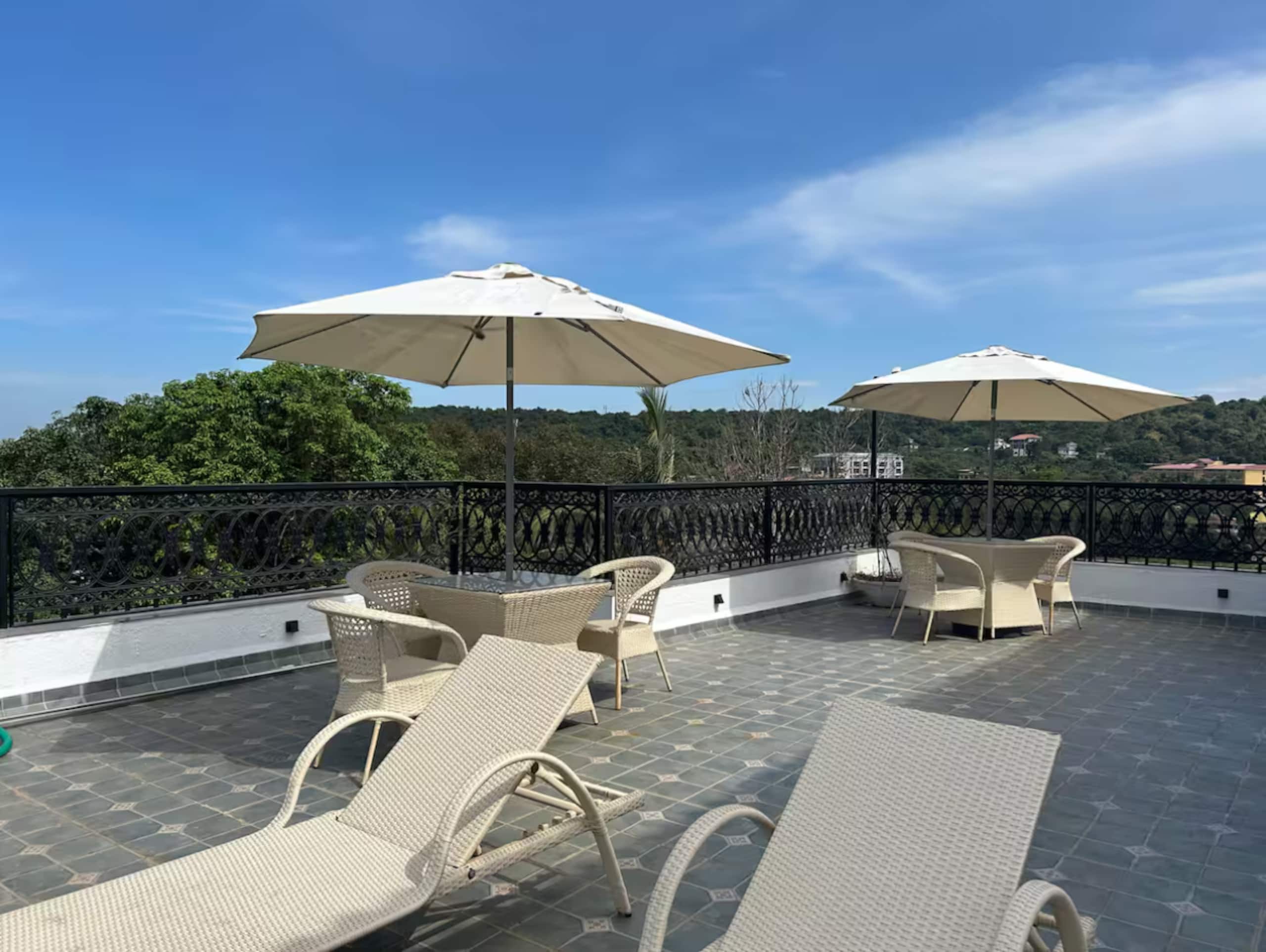 Unique 2BHK | 2 min to Beach | Rooftop Pool & Gym 34