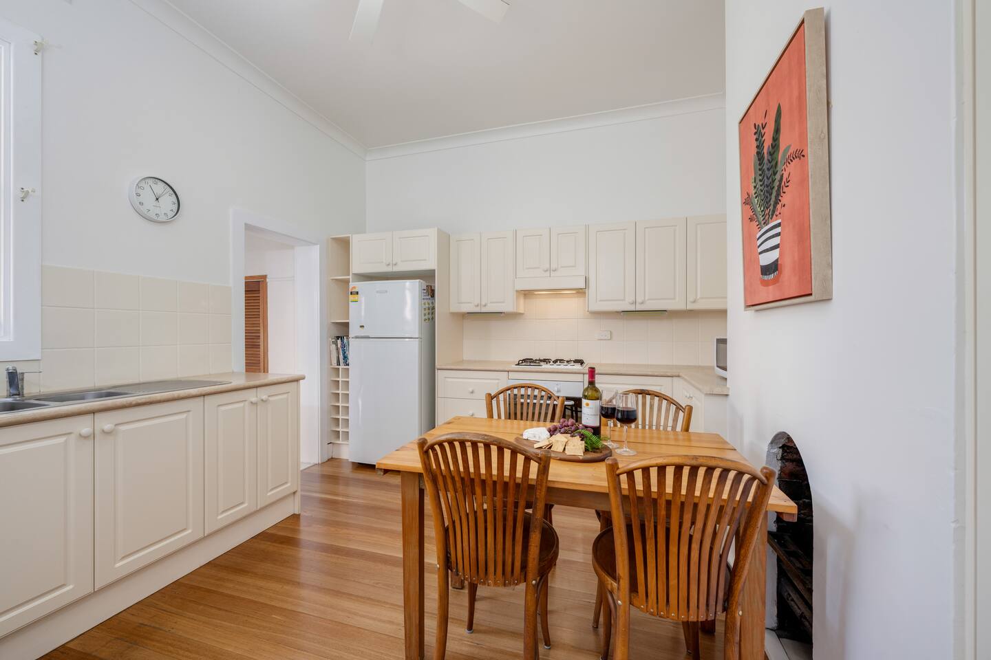 The Cottage Ada | Walk Everywhere | Free Parking — photo 4