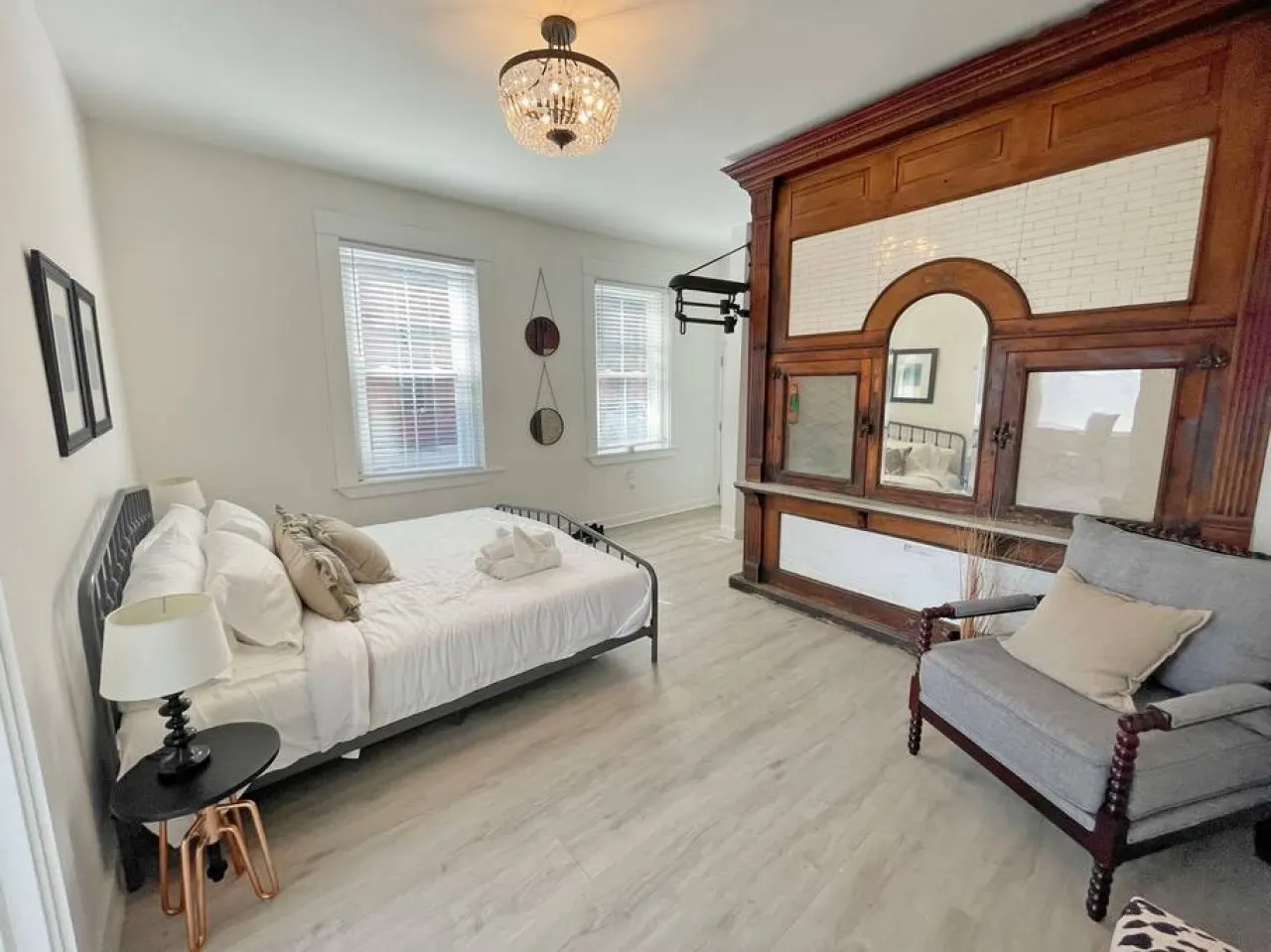 Huge Downtown Retreat Walkable to Everything 2