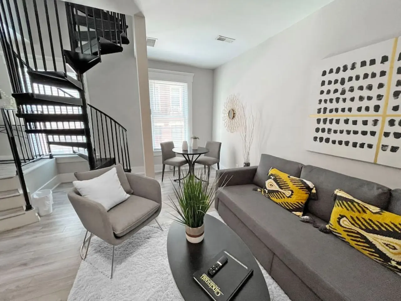 Huge Downtown Retreat Walkable to Everything 9