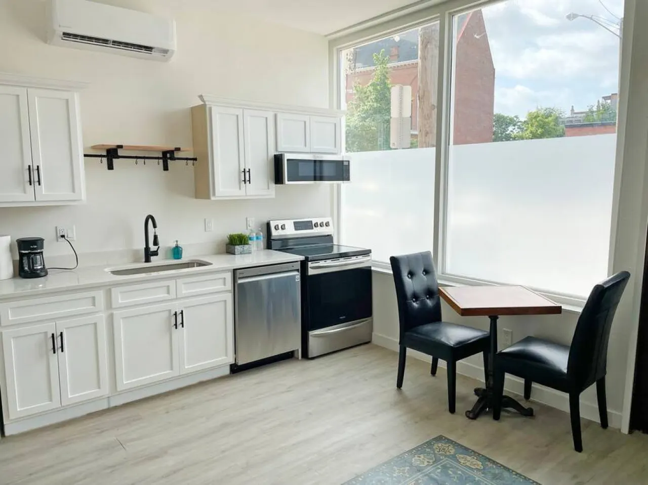 Huge Downtown Retreat Walkable to Everything 3
