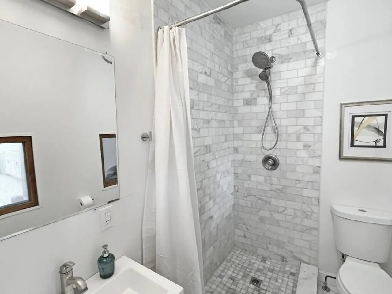 Huge Downtown Retreat Walkable to Everything 4