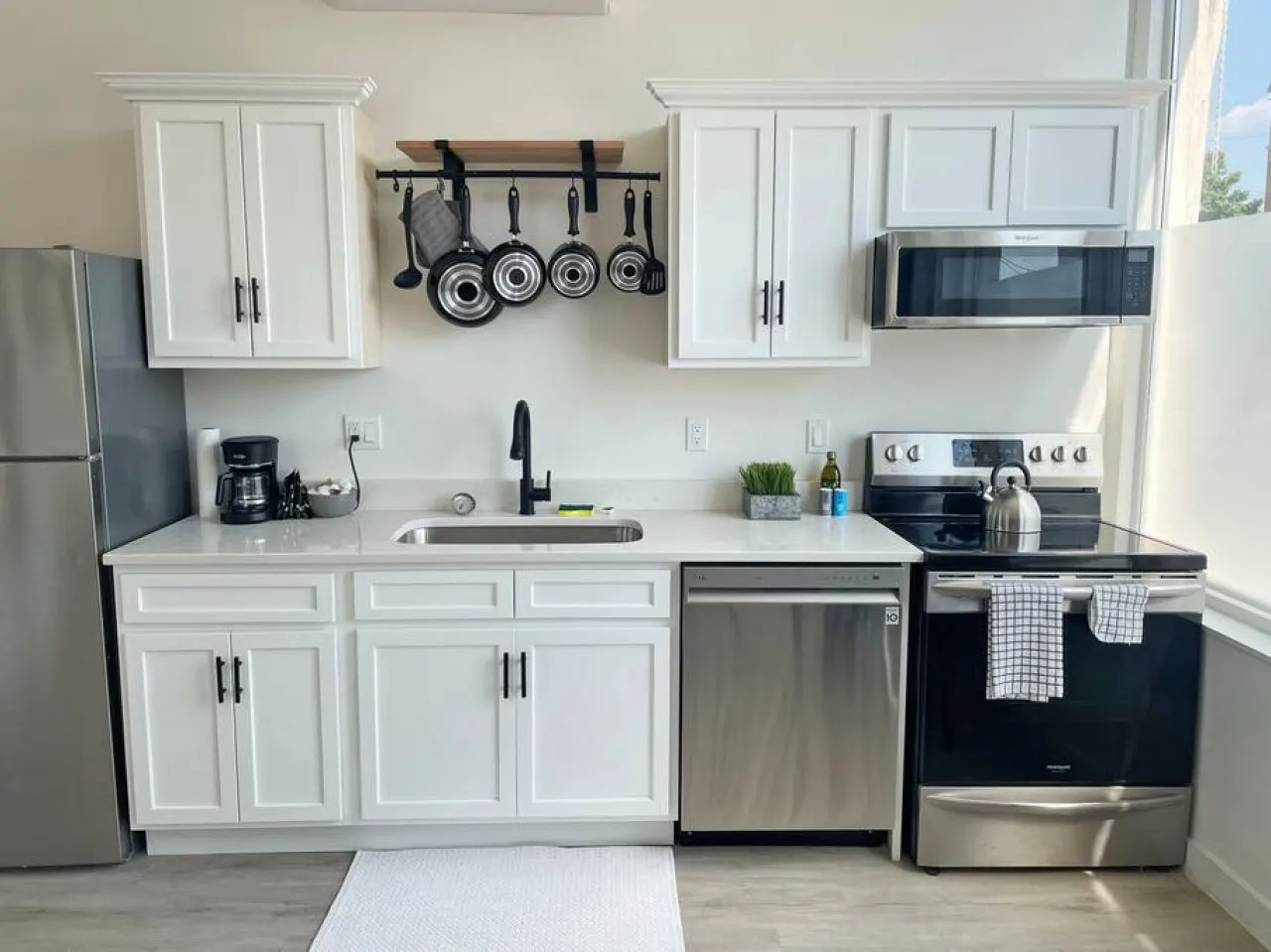 Huge Downtown Retreat Walkable to Everything 6