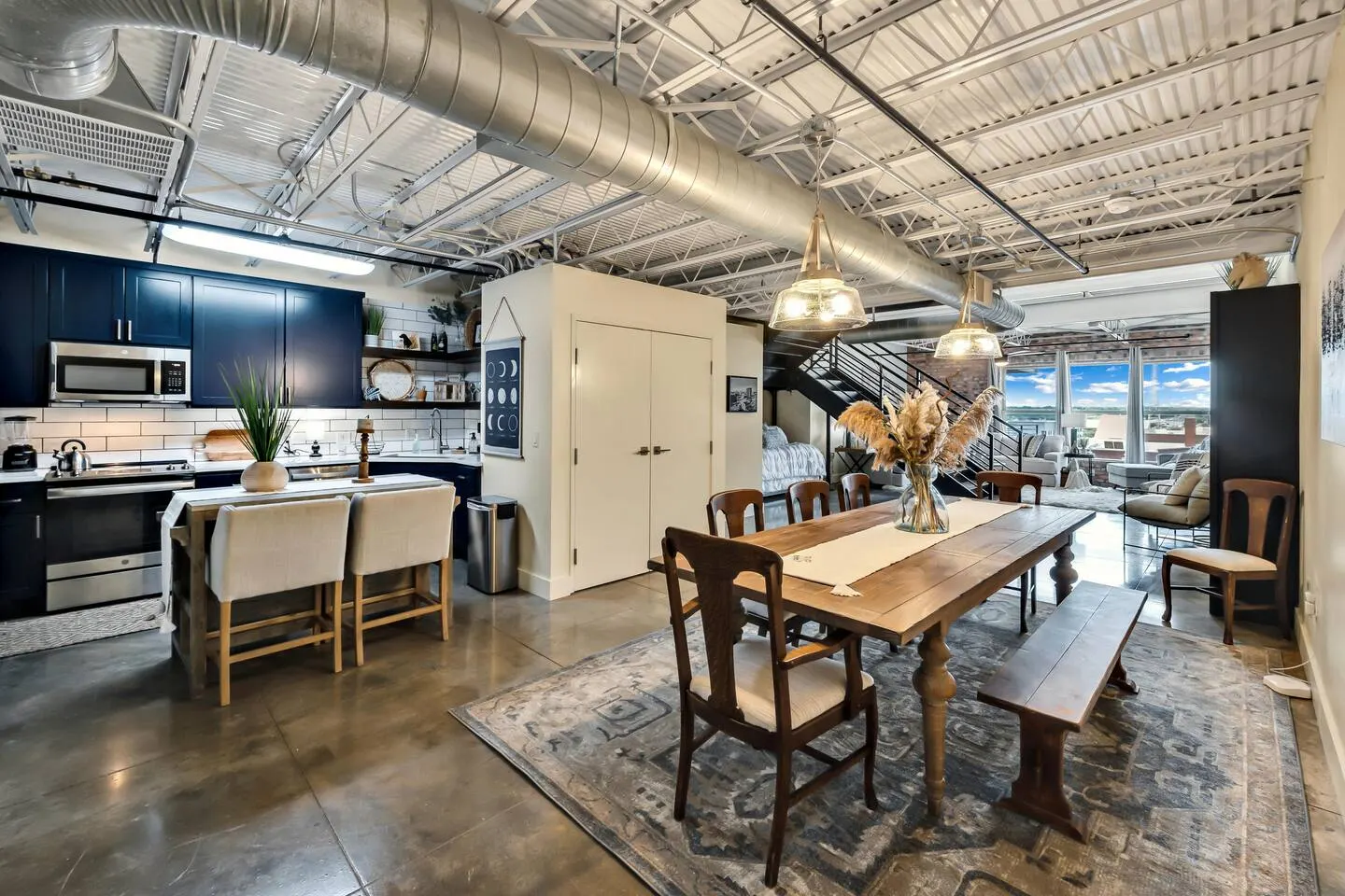 Luxe Penthouse: Downtown Magnolia/Baylor/McLane — photo 3