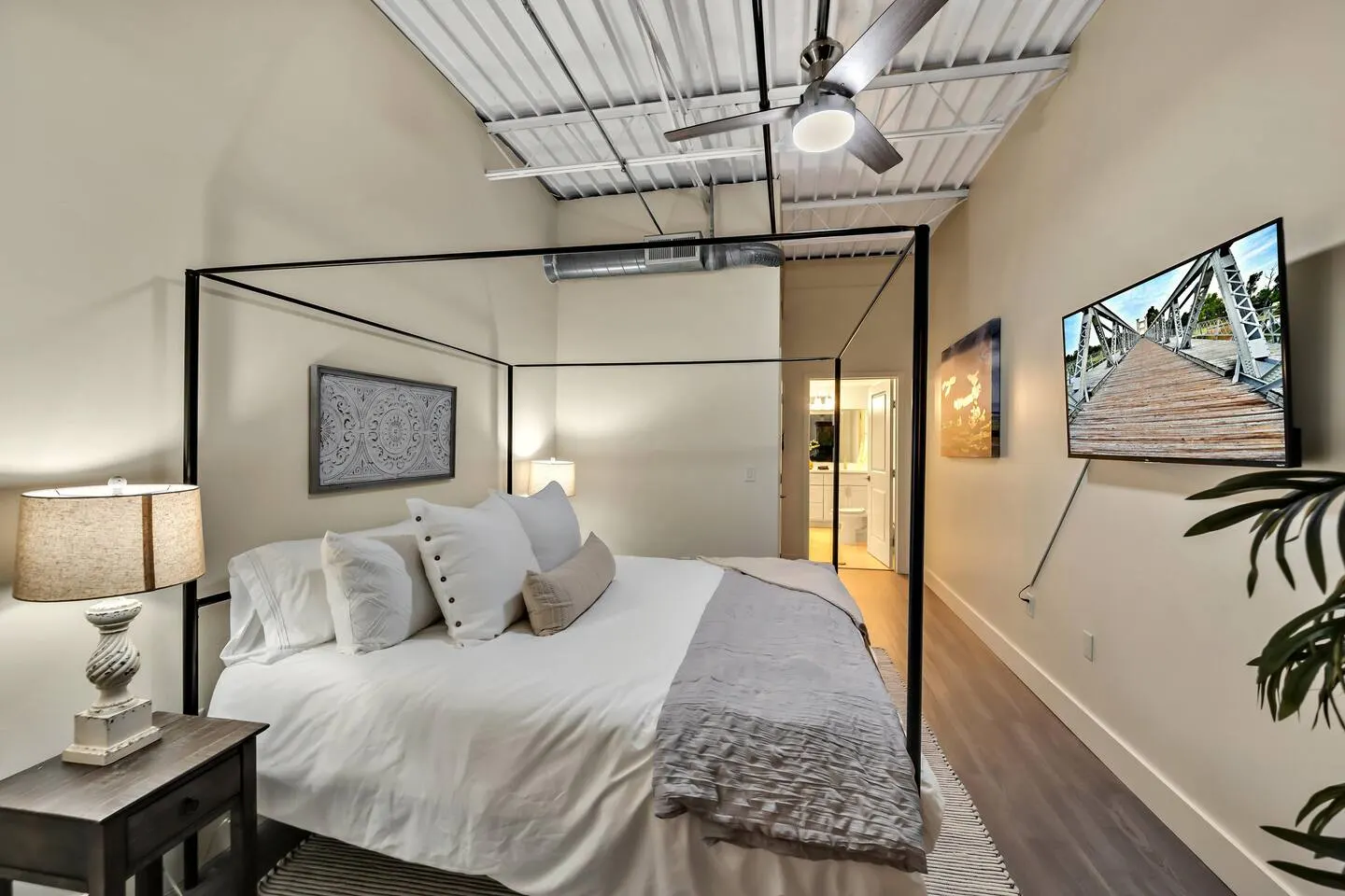 Luxe Penthouse: Downtown Magnolia/Baylor/McLane — photo 4