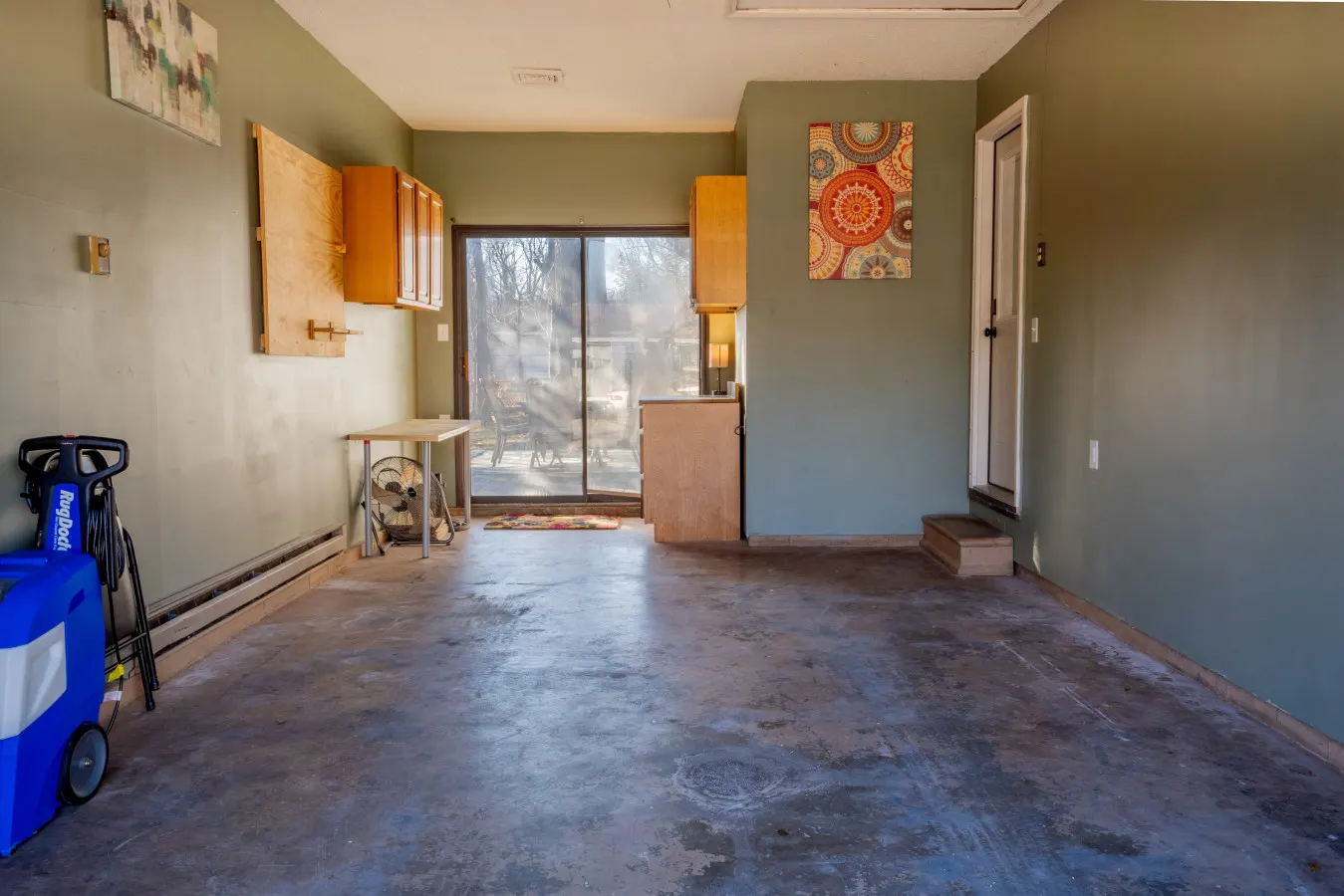 Main Retreat w/ King Bed in Master, and has Garage 16