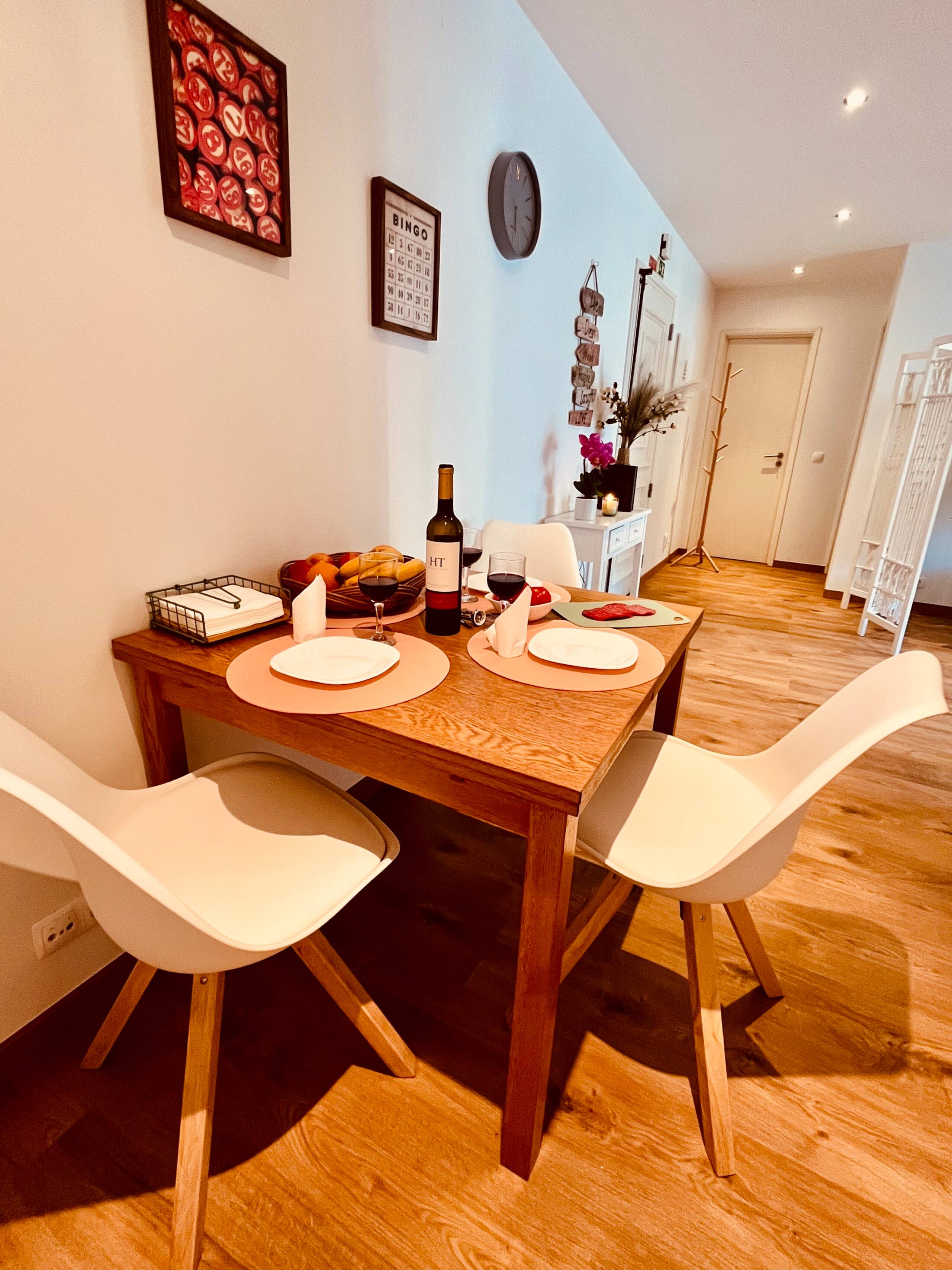 New! Poets' Retreat, cozy and spacious 8