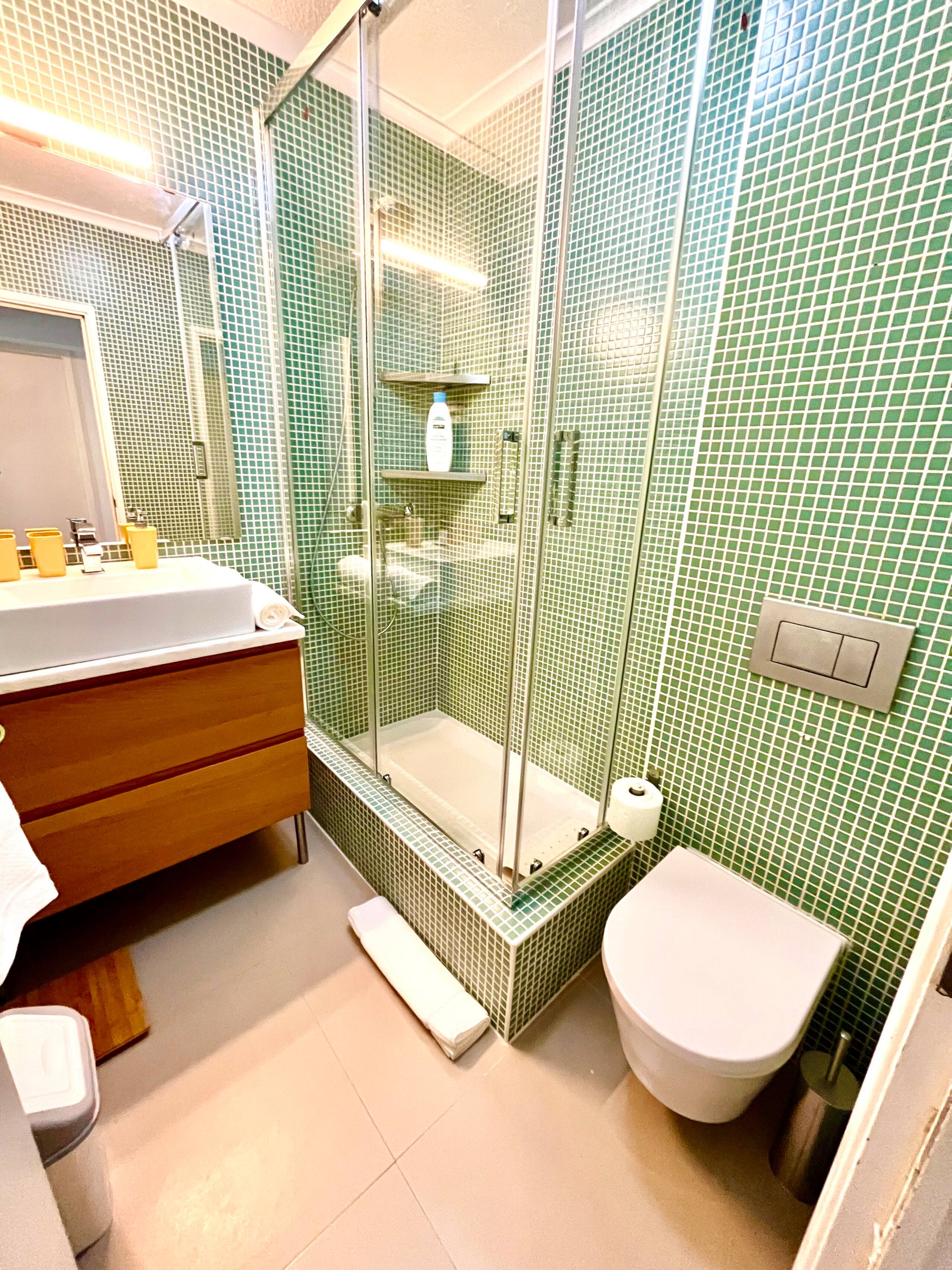 New! Poets' Retreat, cozy and spacious 20