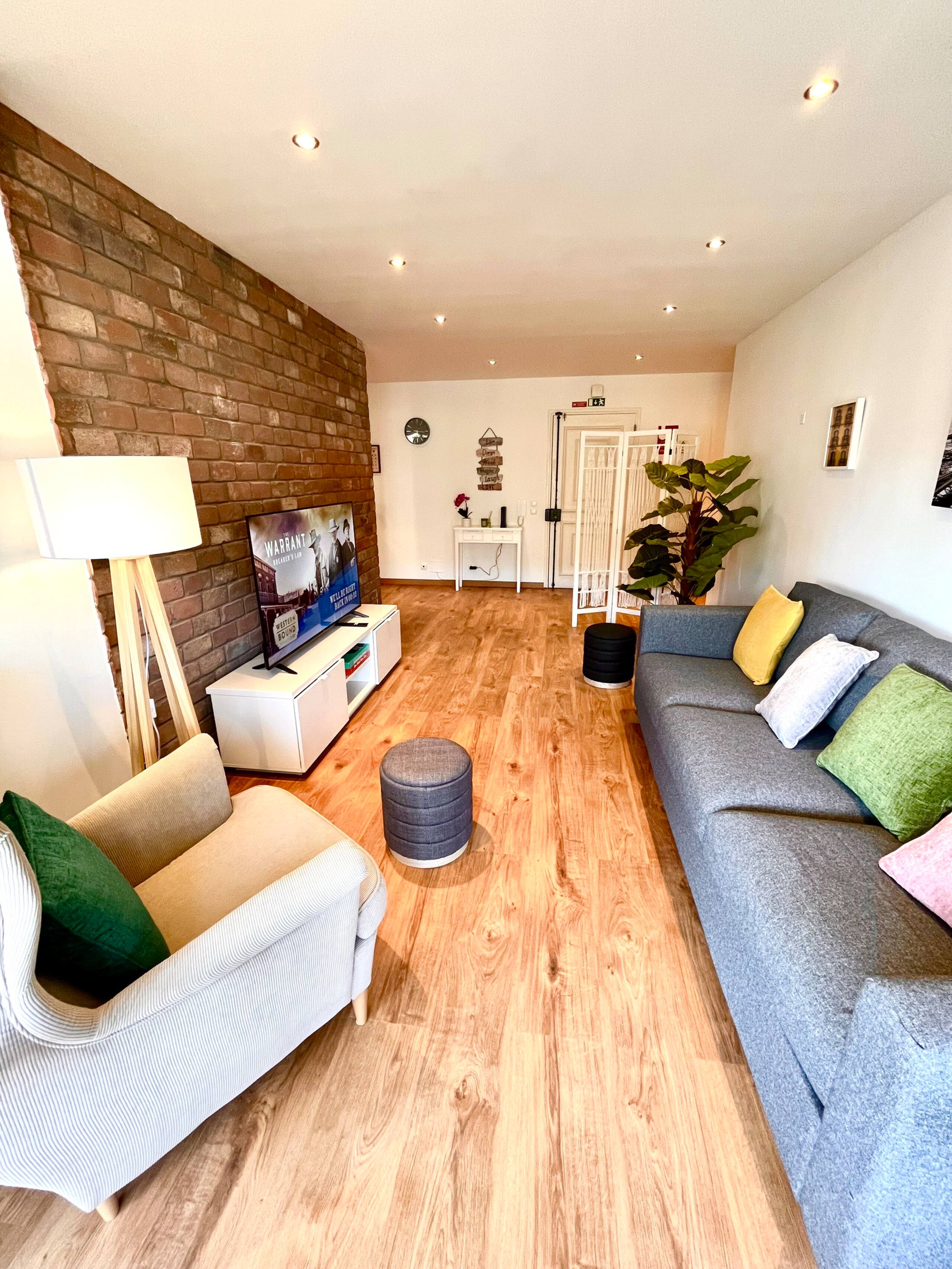 New! Poets' Retreat, cozy and spacious 9