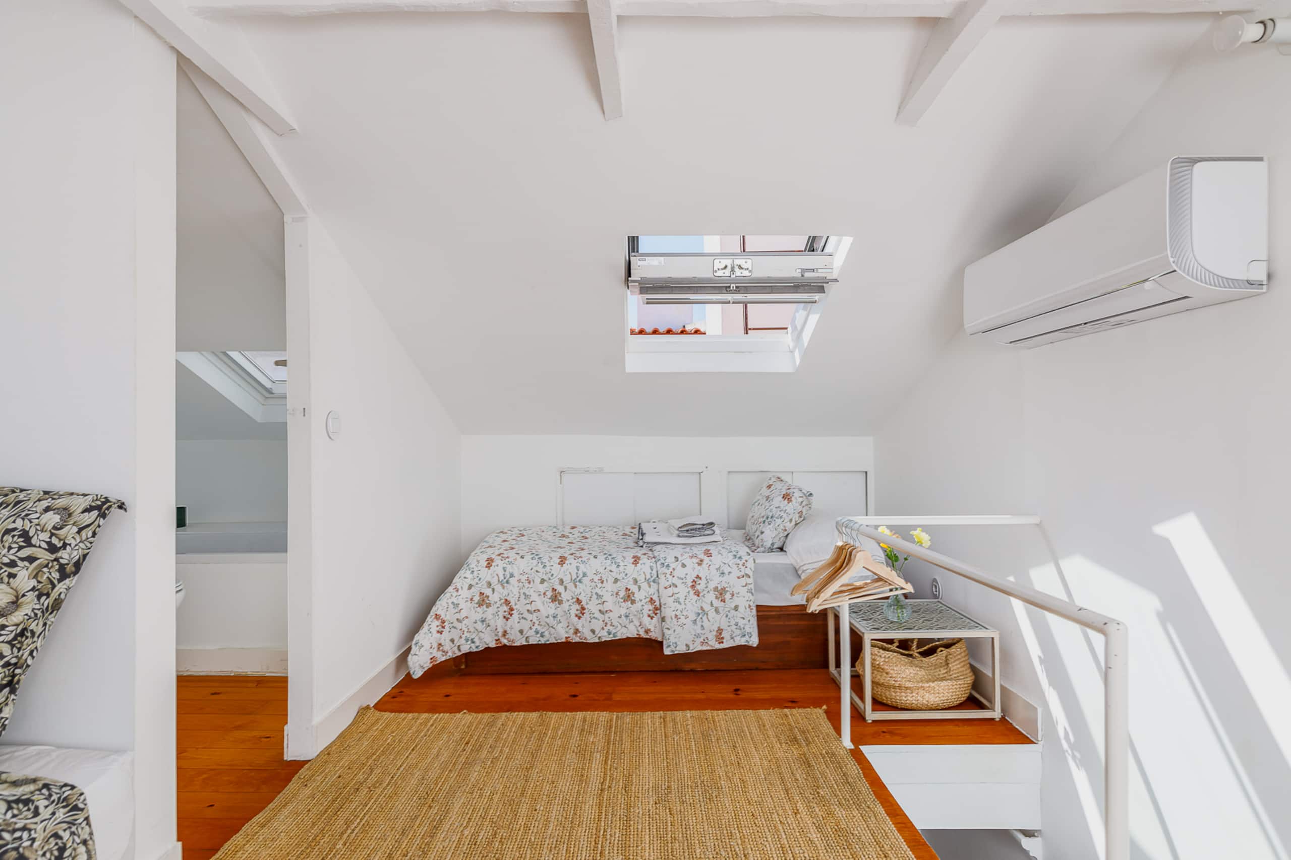 Arty & cozy penthouse in Lisbon, river side 27