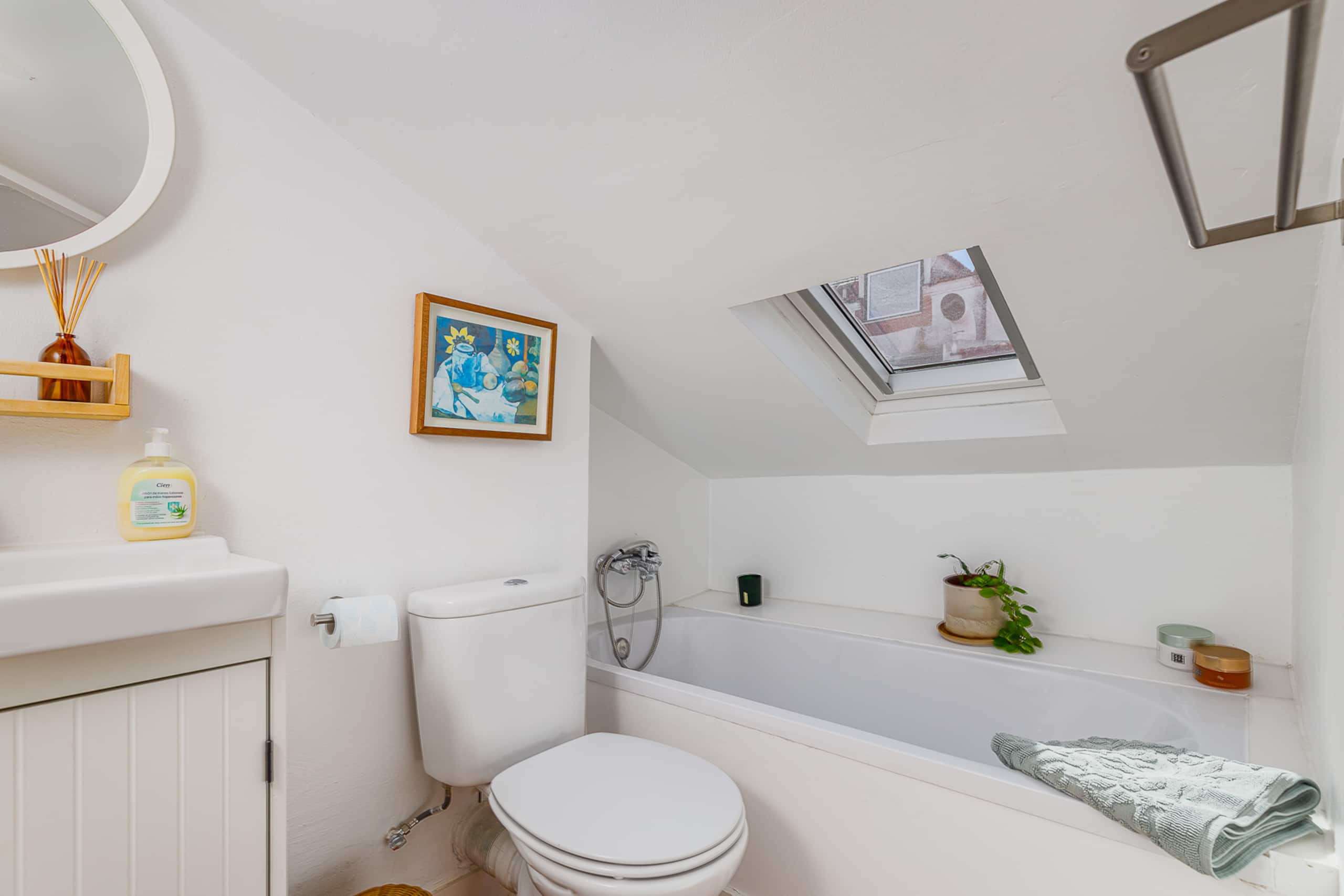 Arty & cozy penthouse in Lisbon, river side 31