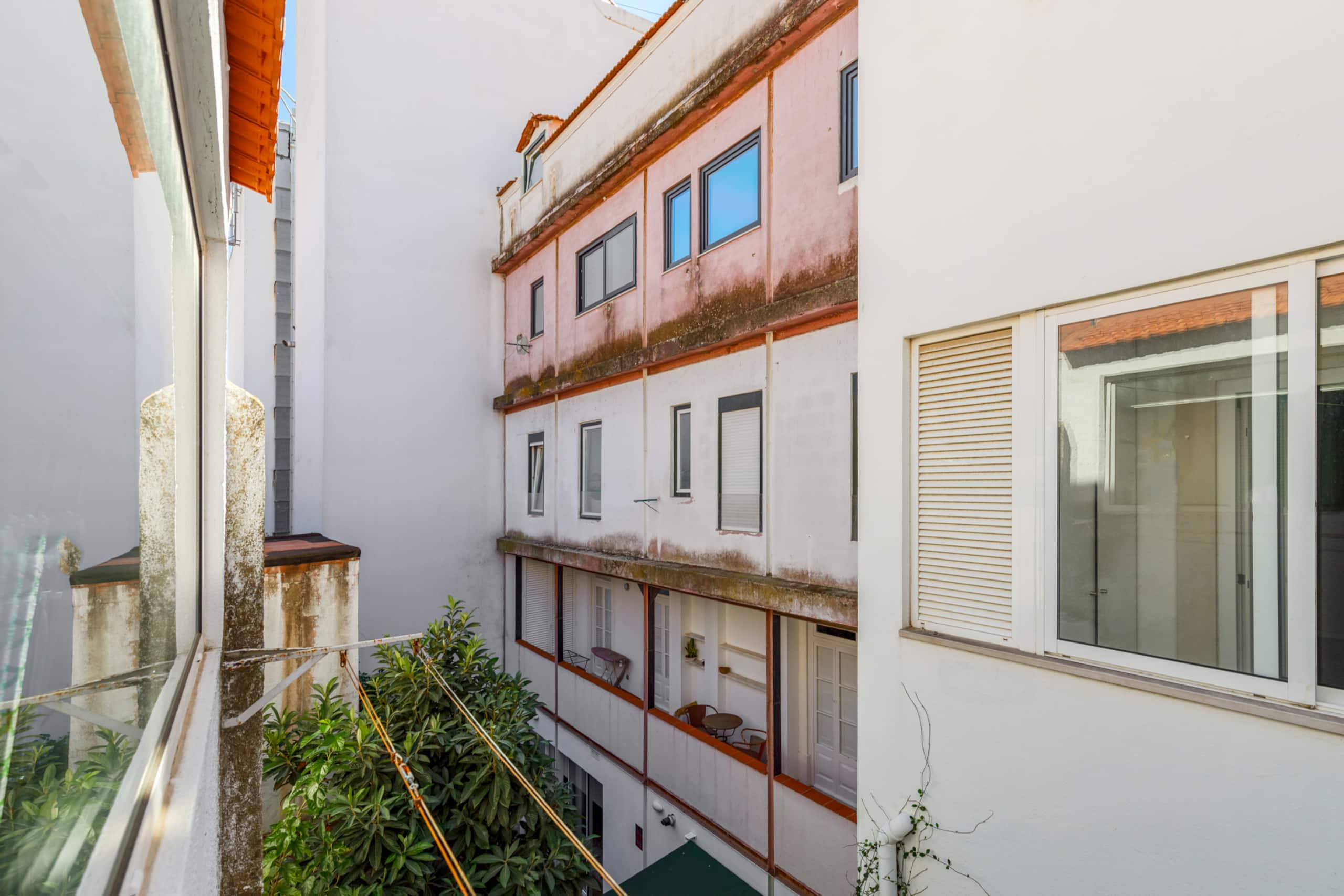 Arty & cozy penthouse in Lisbon, river side 35