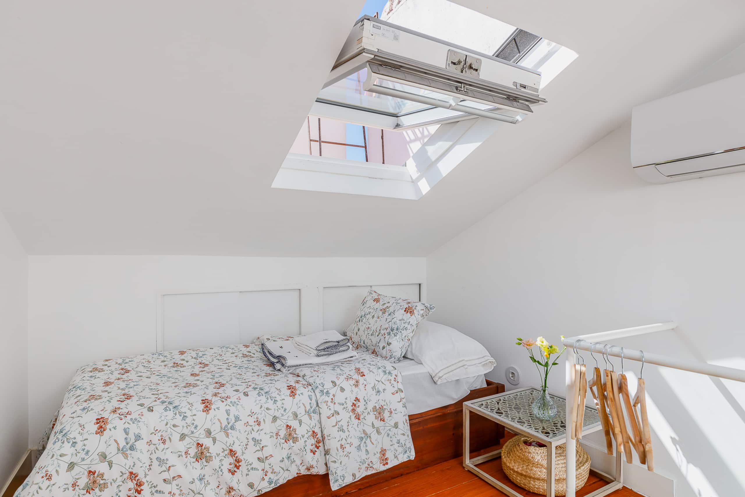 Arty & cozy penthouse in Lisbon, river side 28