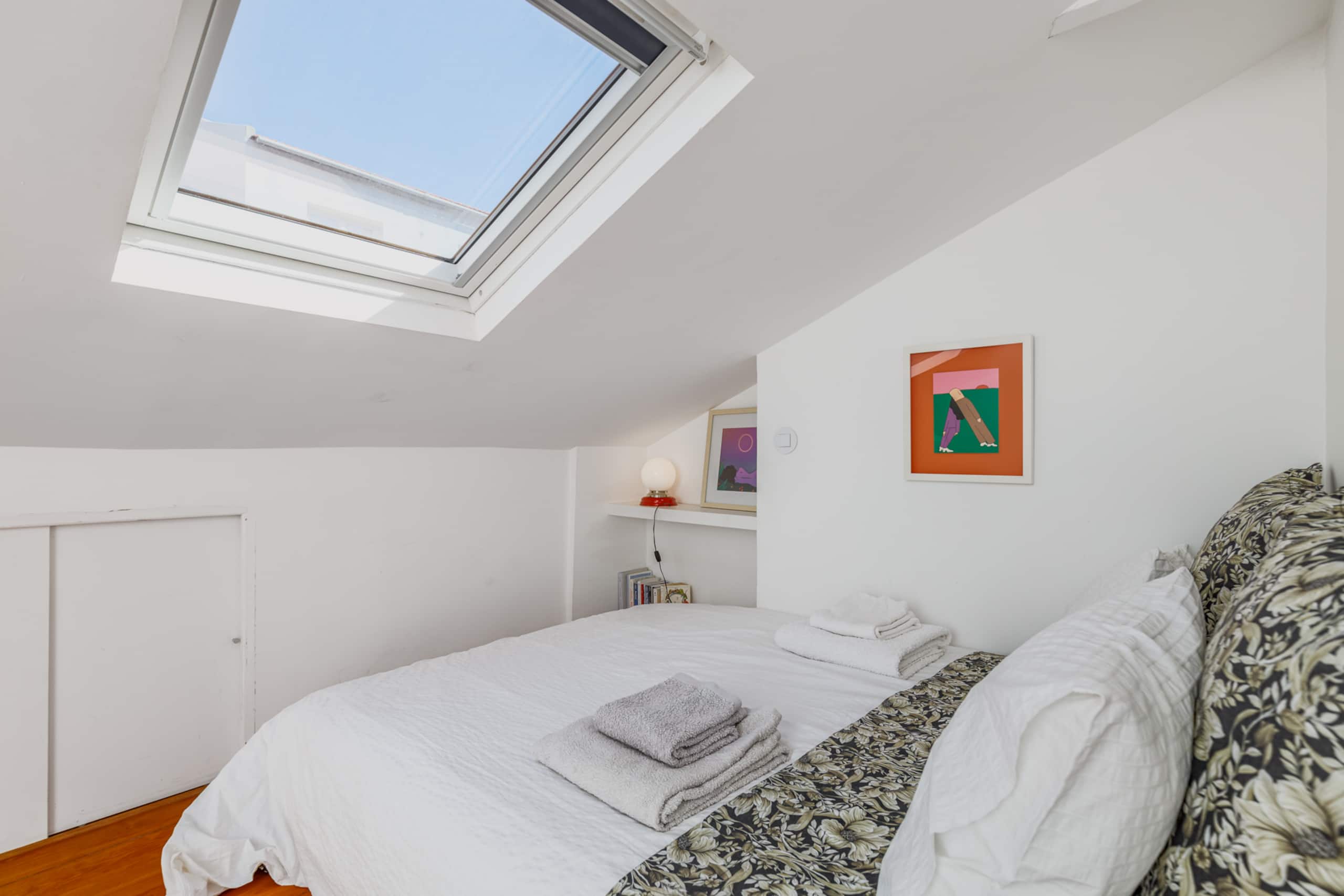 Arty & cozy penthouse in Lisbon, river side 25