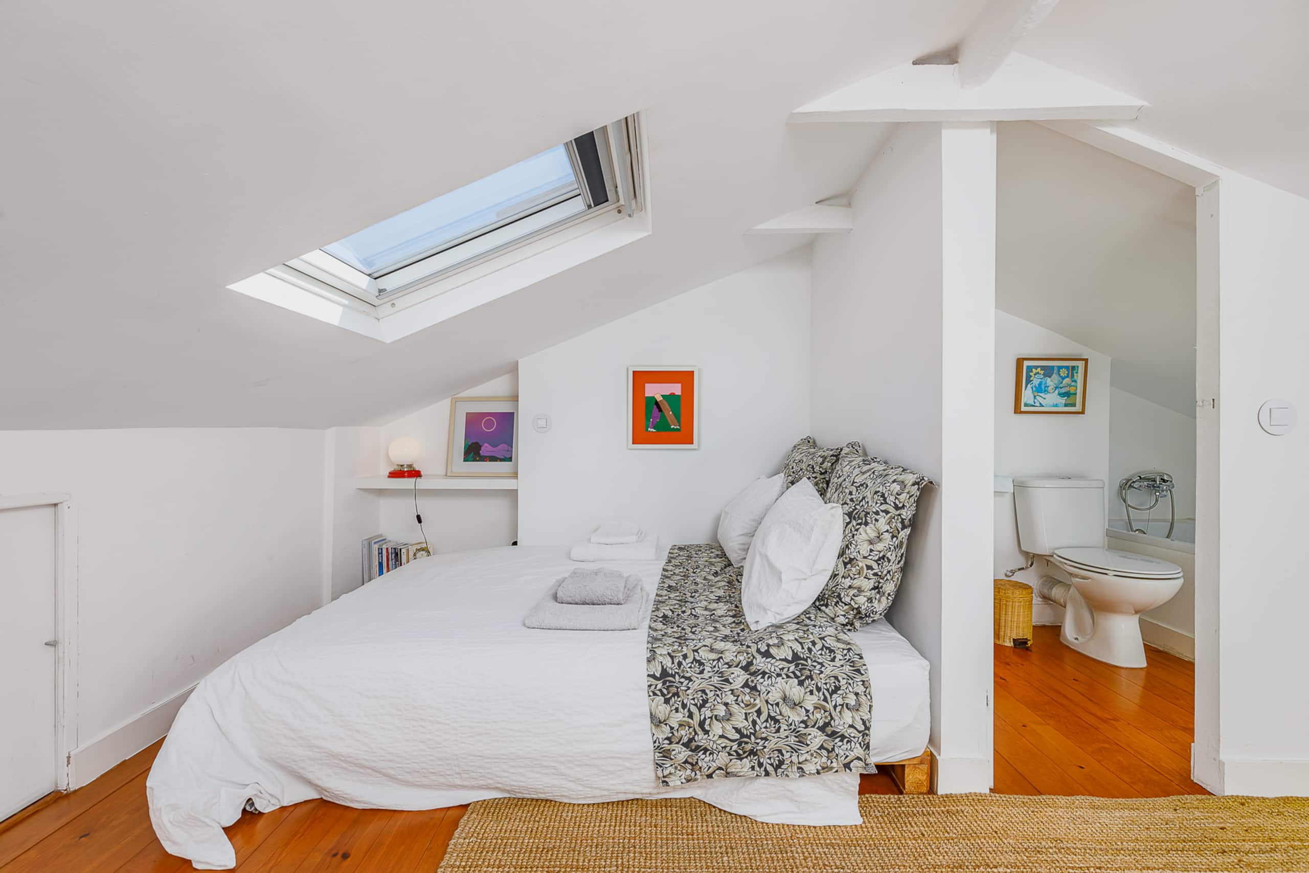 Arty & cozy penthouse in Lisbon, river side 23