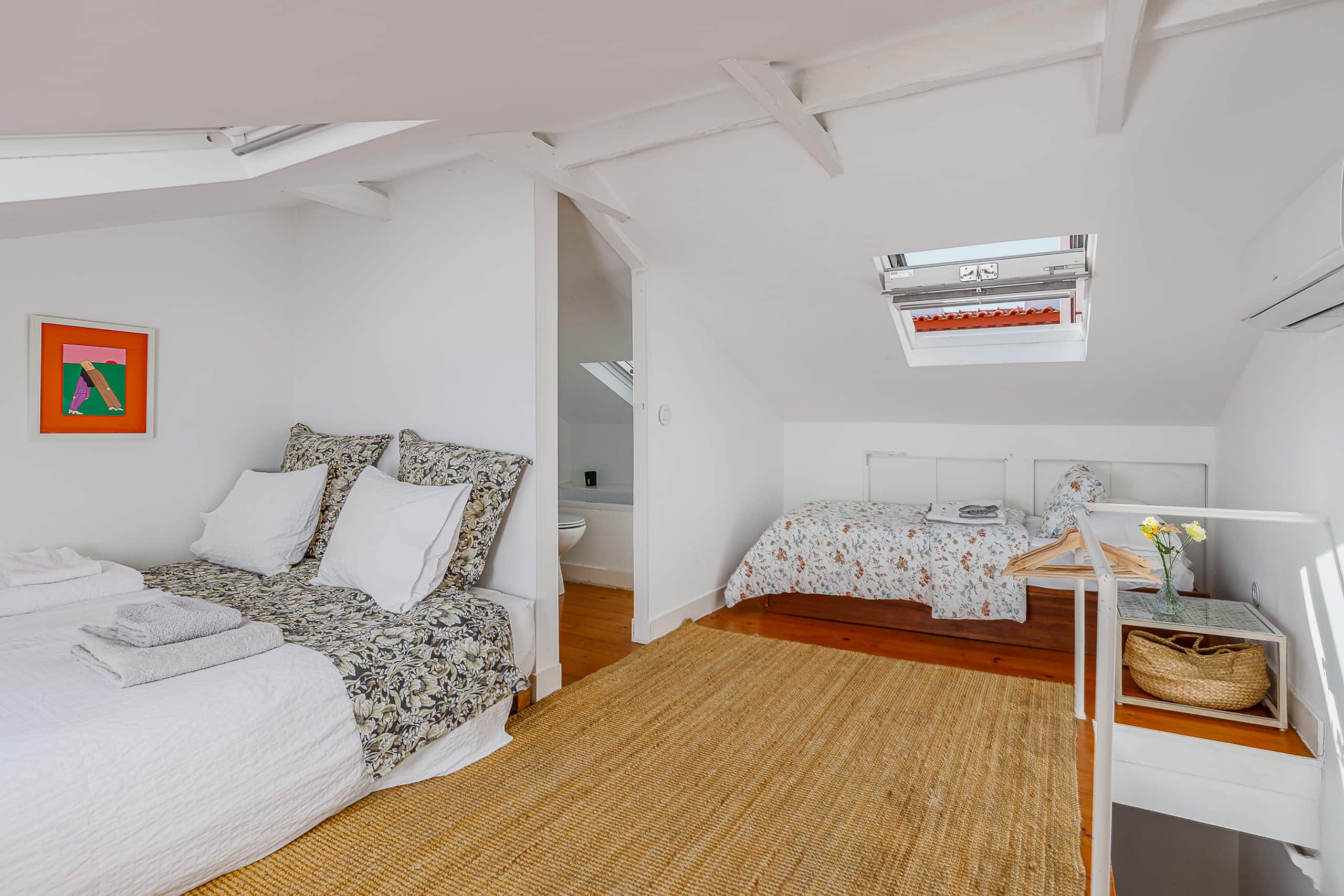 Arty & cozy penthouse in Lisbon, river side 22