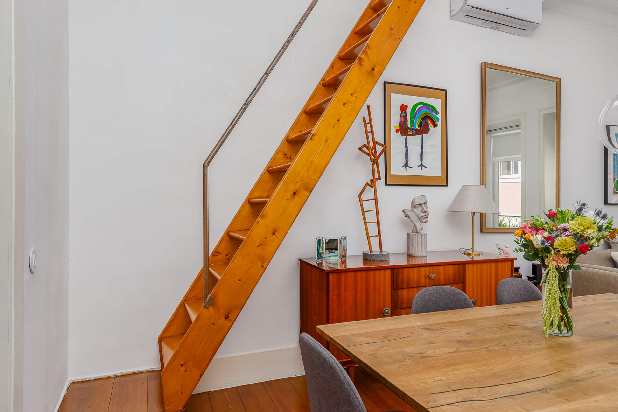 Arty & cozy penthouse in Lisbon, river side 38