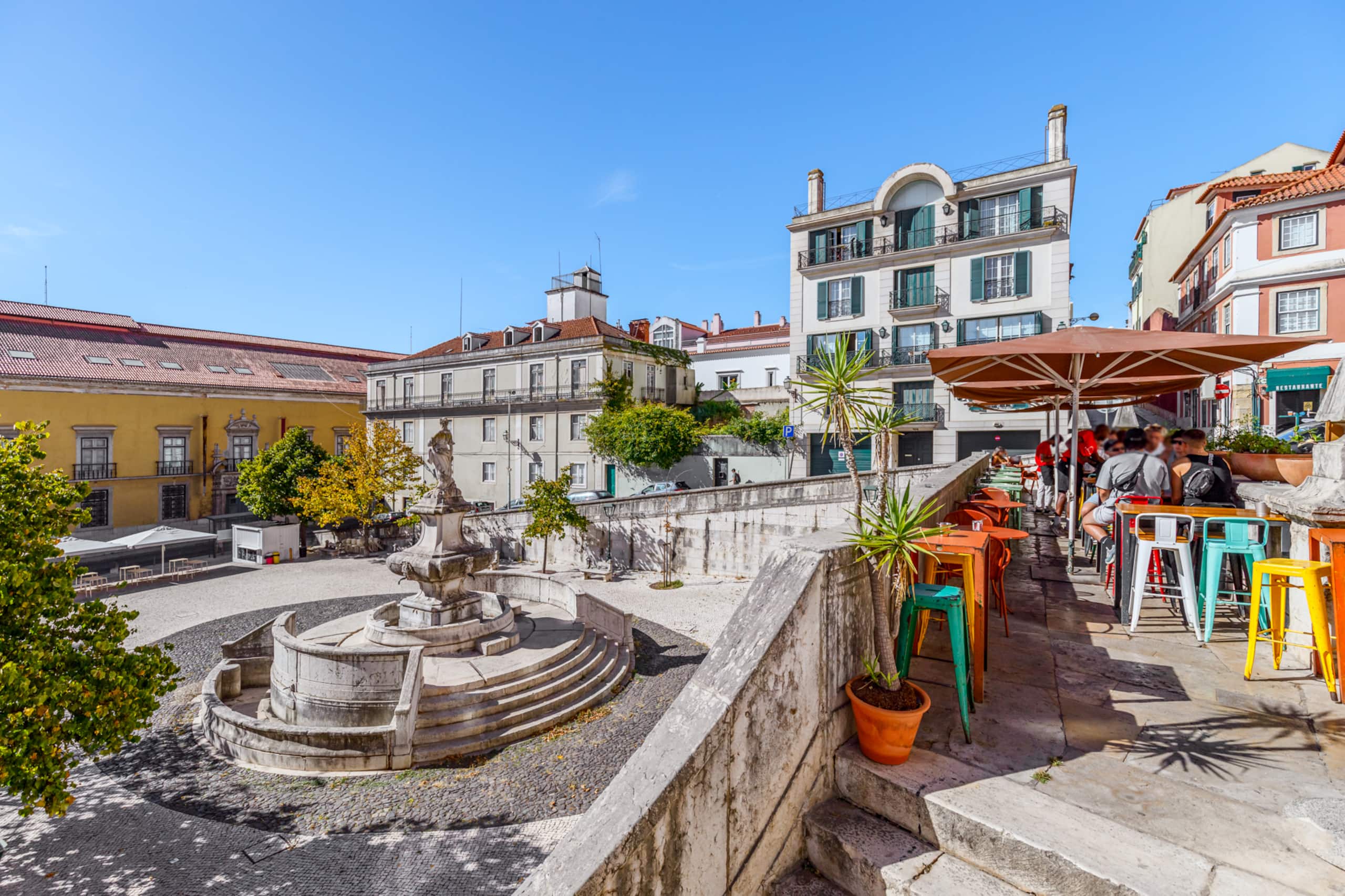 Arty & cozy penthouse in Lisbon, river side 8