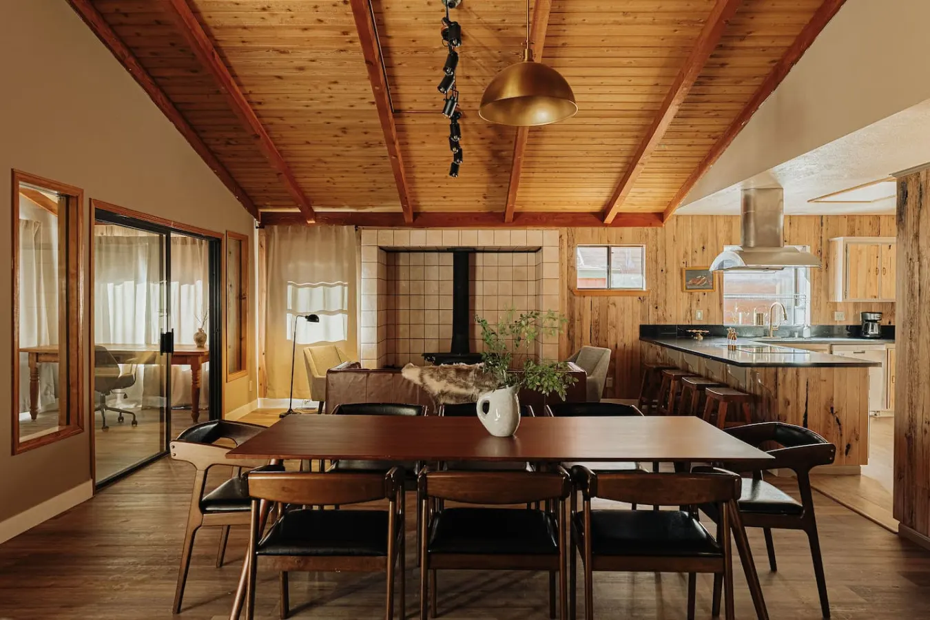 Wildwood Chalet, 5 Mins to Ski Resorts w/Game Room — photo 4