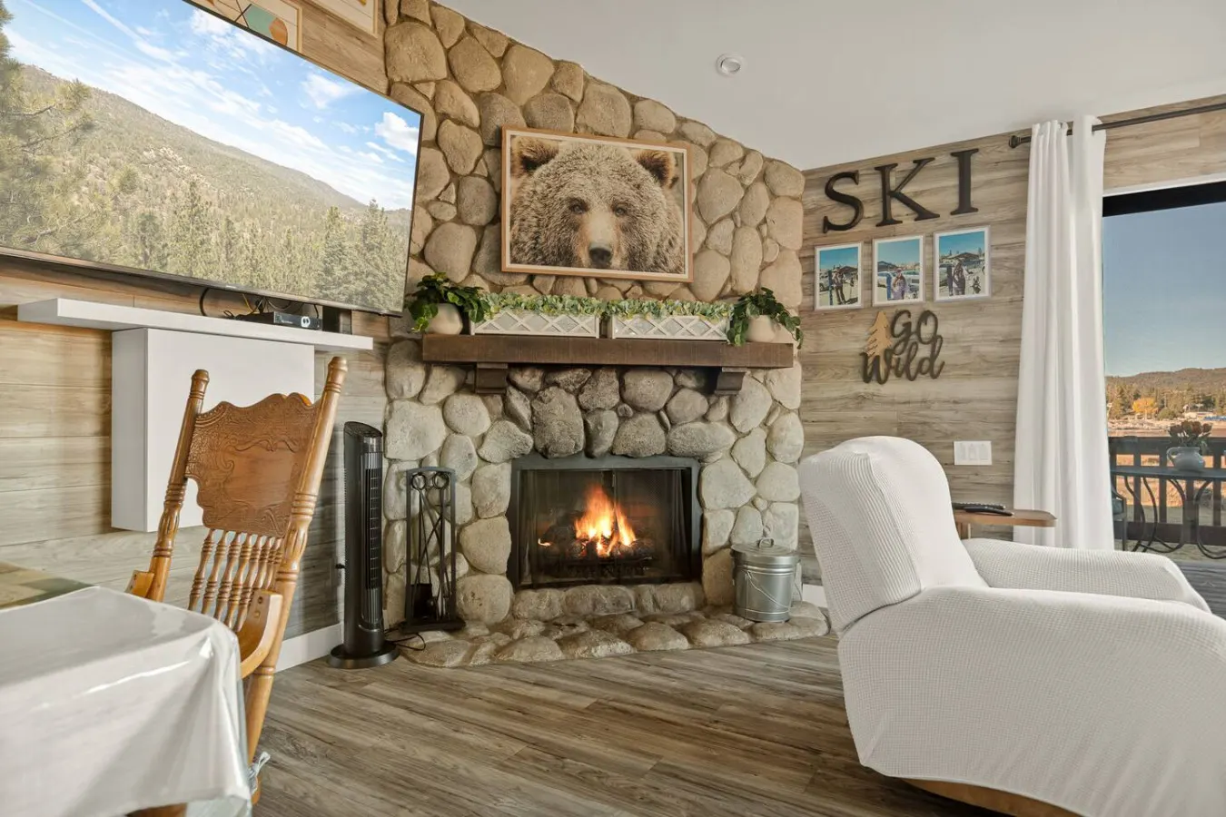 Cozy Lakefront Retreat w Views & Fireplace — photo 4