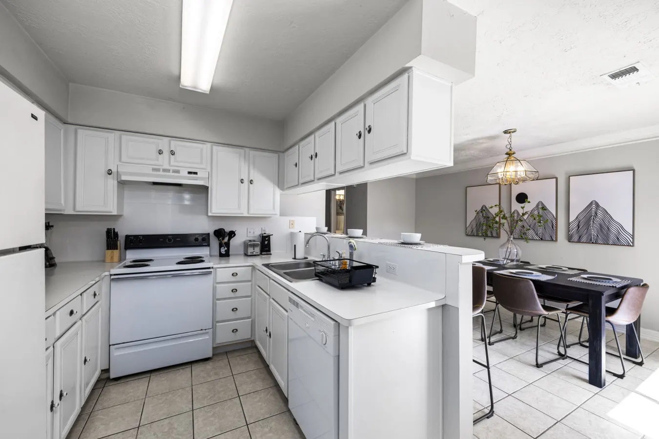 Montrose 2BR Townhome, Gated Parking, Walk to Dining - Houston 10