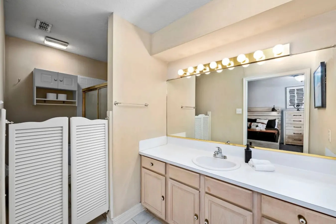 Montrose 2BR Townhome, Gated Parking, Walk to Dining - Houston 13