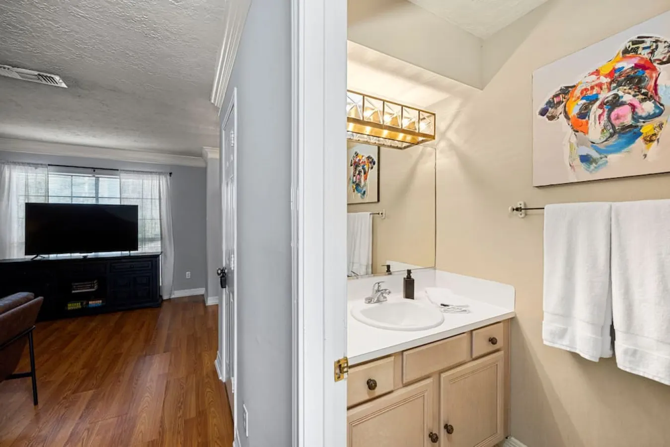 Montrose 2BR Townhome, Gated Parking, Walk to Dining - Houston 15