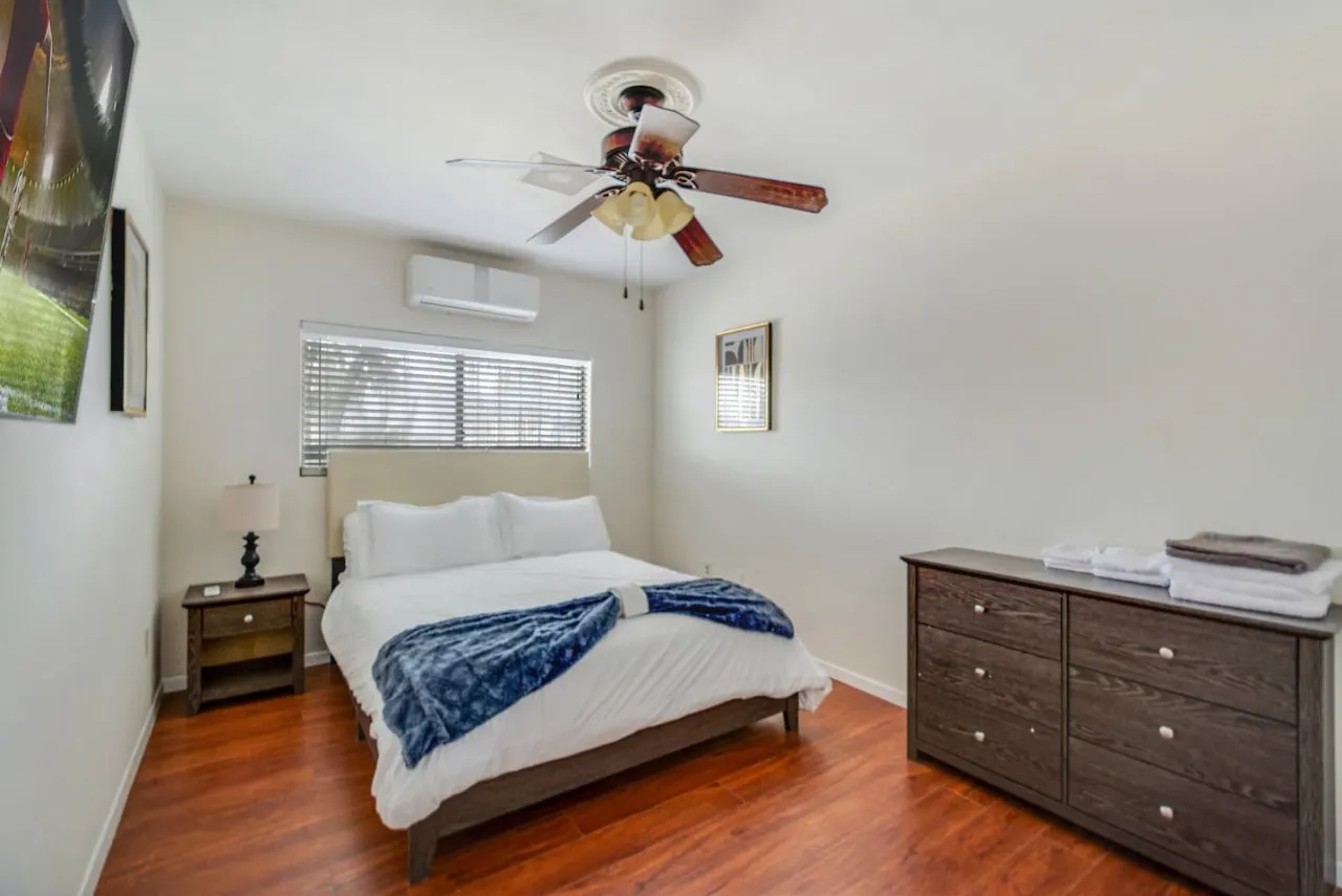 San Bernardino Home - Spacious, Close 2 Hospital 9