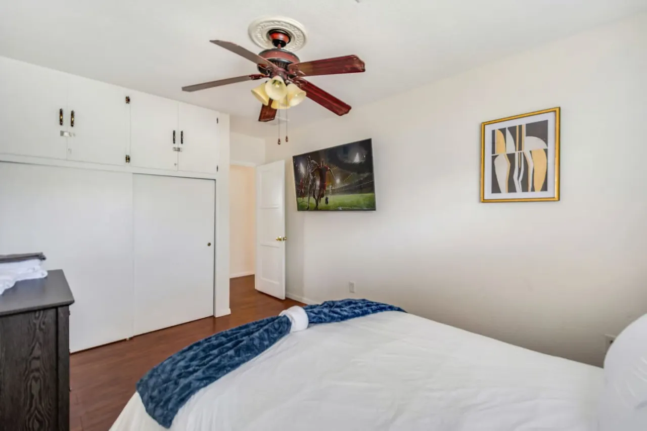 San Bernardino Home - Spacious, Close 2 Hospital 13