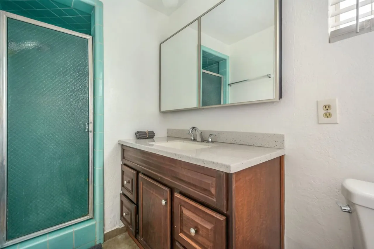 San Bernardino Home - Spacious, Close 2 Hospital 15