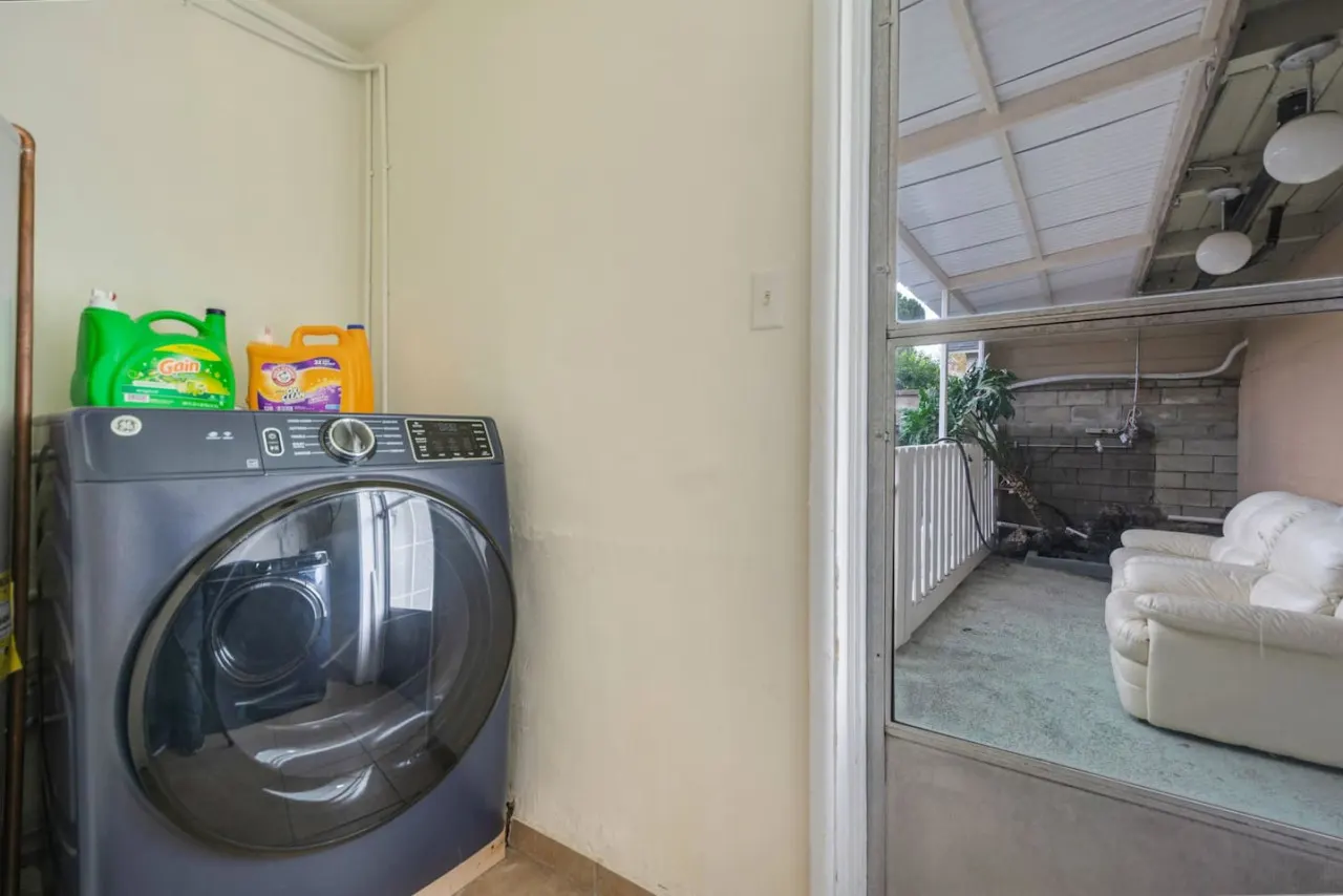 San Bernardino Home - Spacious, Close 2 Hospital 18