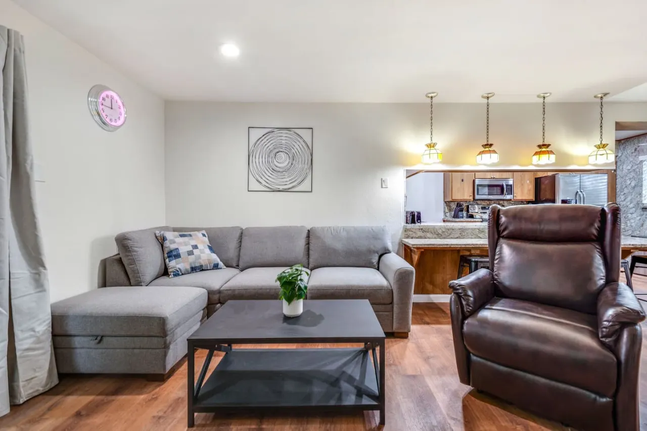 San Bernardino Home - Spacious, Close 2 Hospital 19