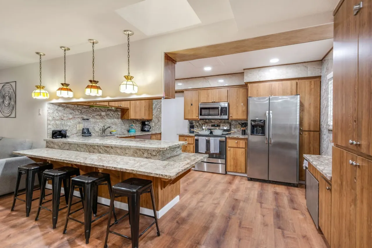 San Bernardino Home - Spacious, Close 2 Hospital 20