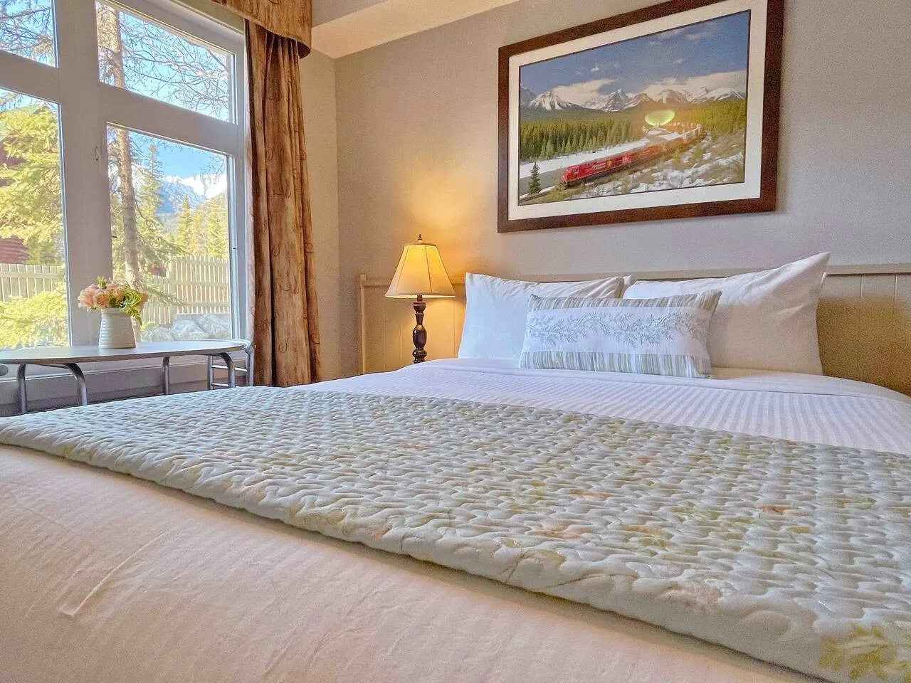Windtower Lodge QenBed Heated UGParking Wlk2DT 1