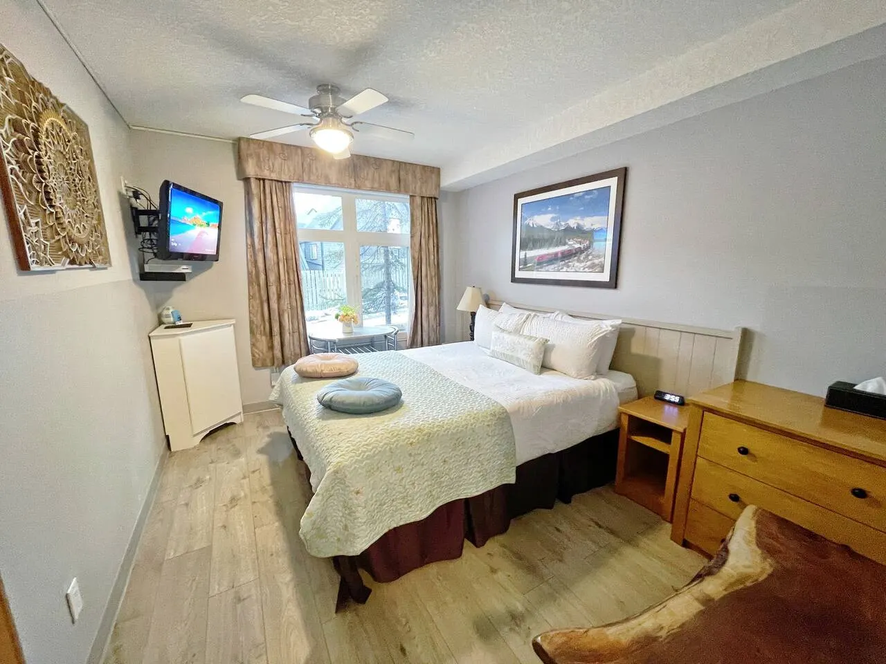 Windtower Lodge QenBed Heated UGParking Wlk2DT 2