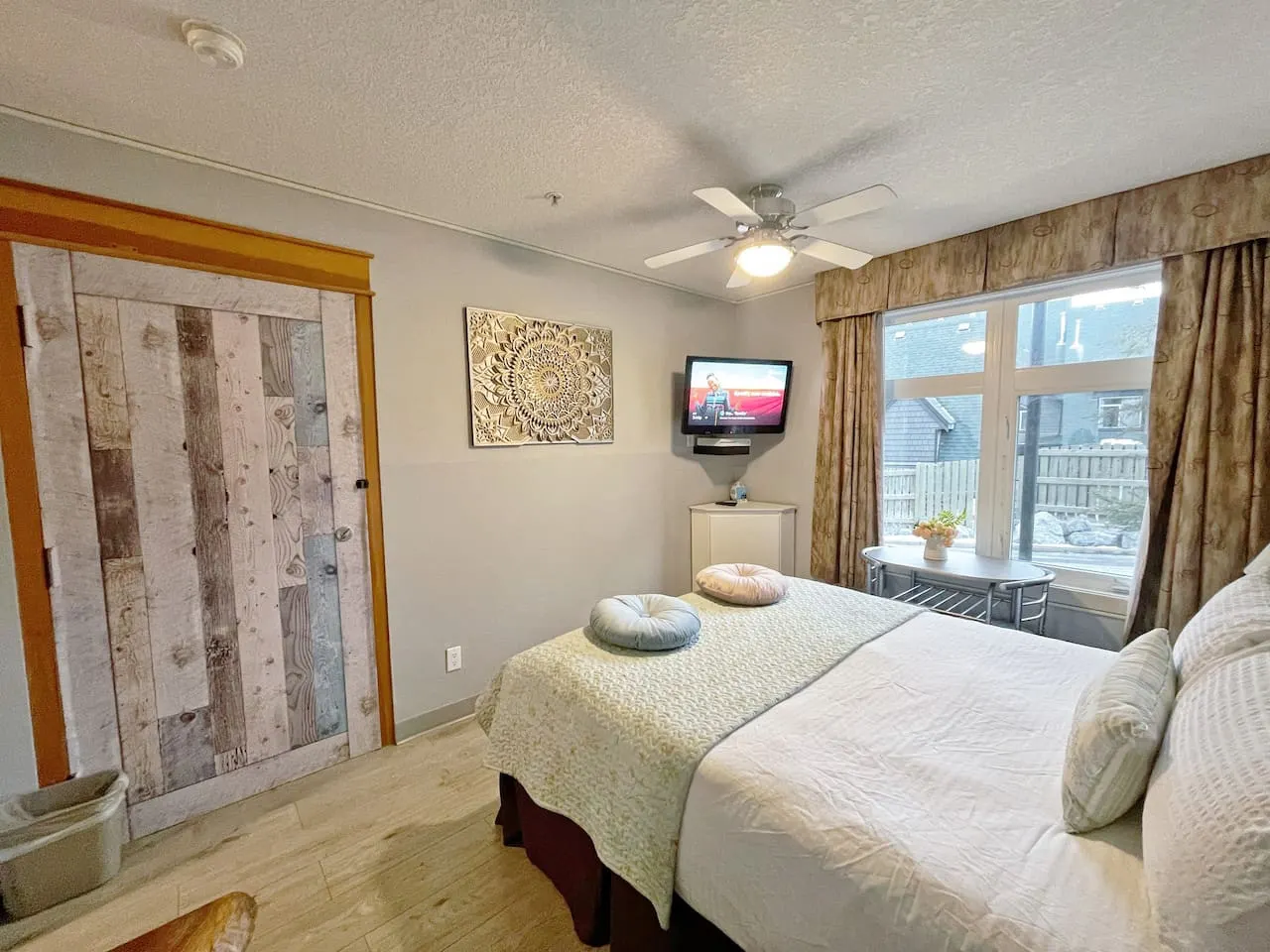 Windtower Lodge QenBed Heated UGParking Wlk2DT 16
