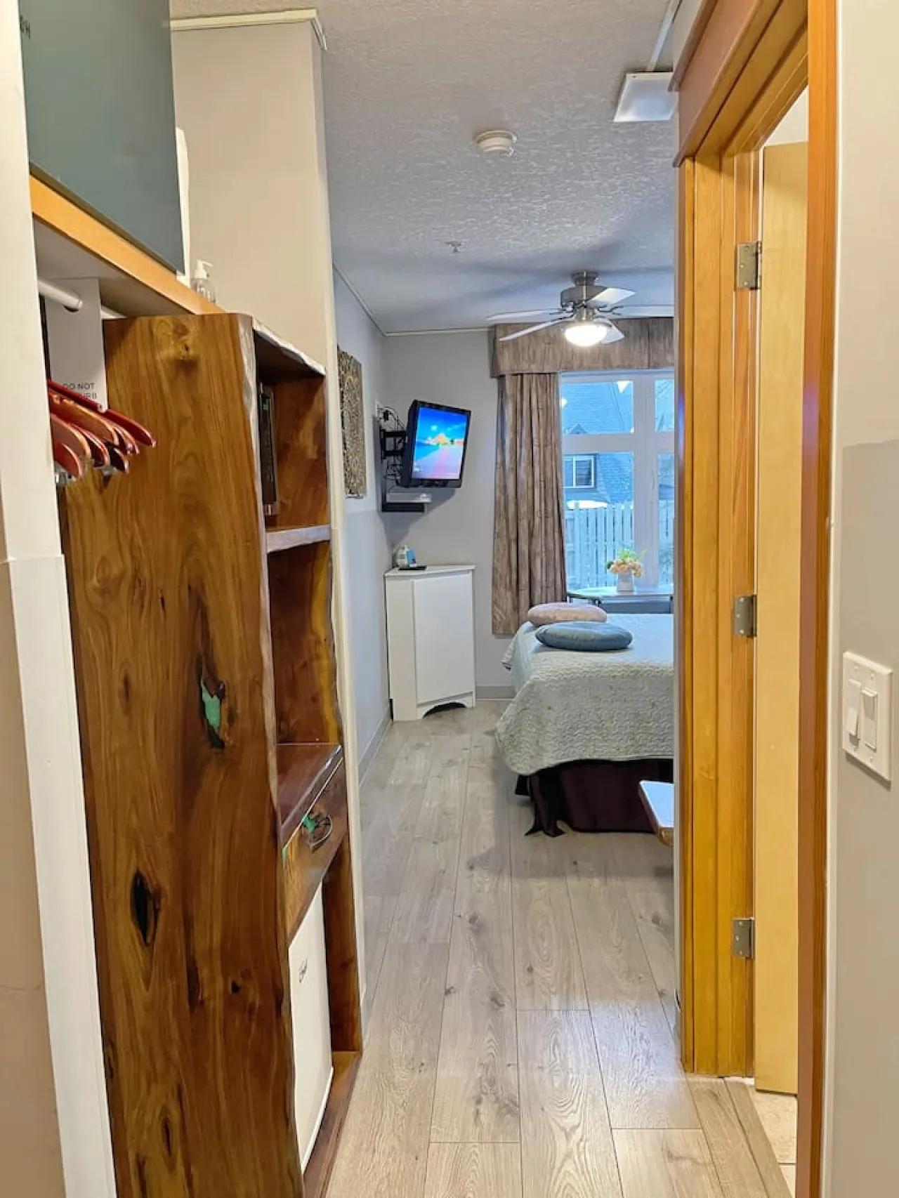 Windtower Lodge QenBed Heated UGParking Wlk2DT 3