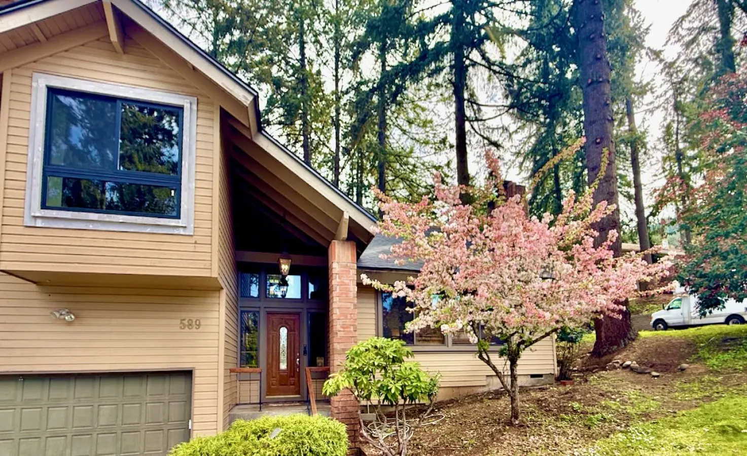 10 min to UO & Riverbend - Wooded Escape w/ Large Deck - EV Charger 1